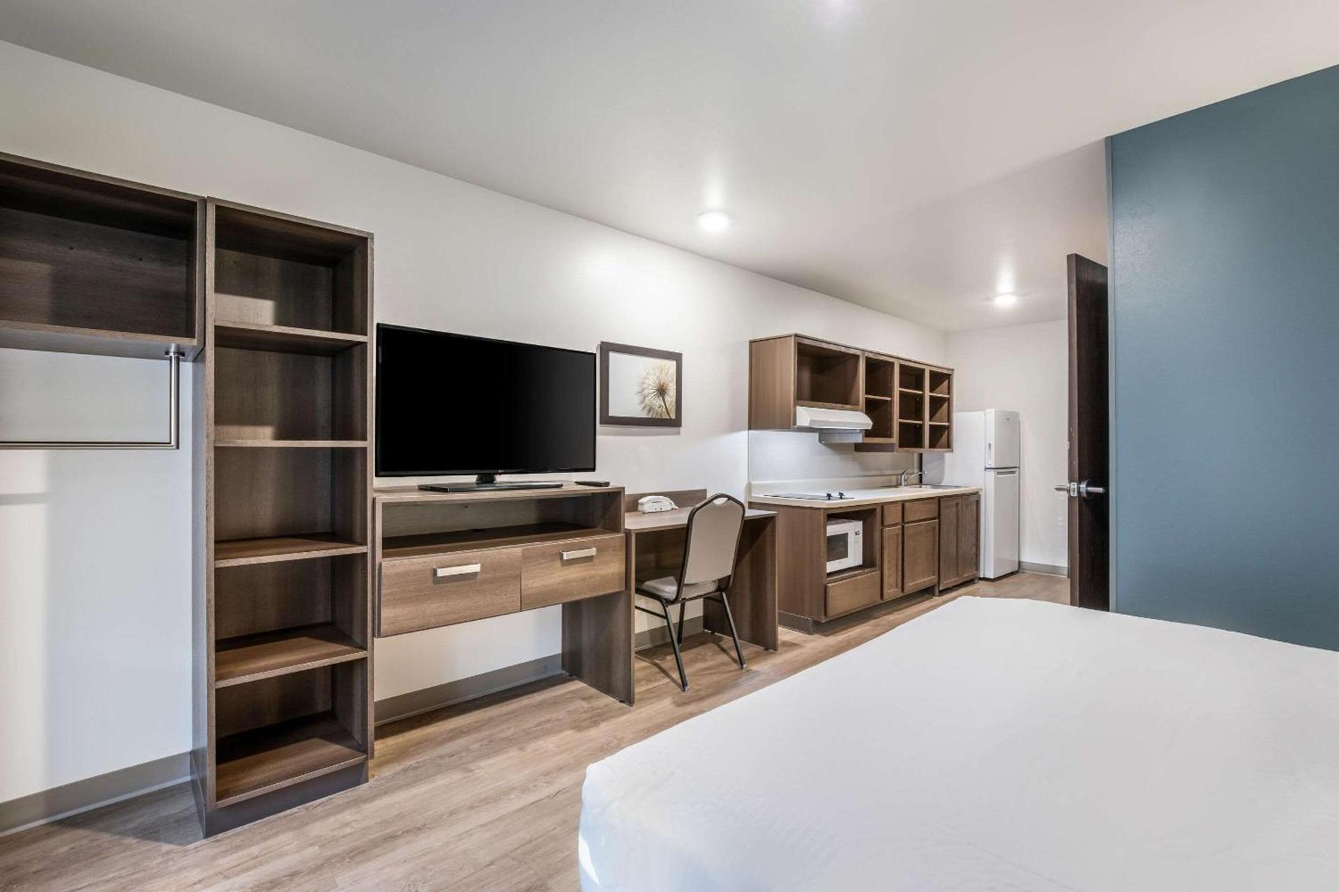 WoodSpring Suites Gurnee - Chicago photo 19