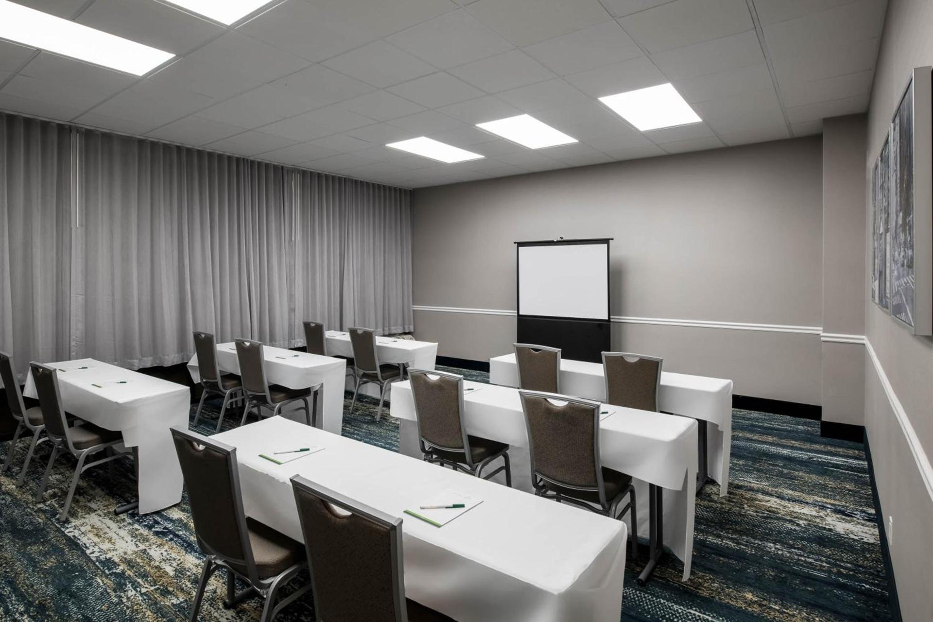 Baymont by Wyndham White Plains - Elmsford photo 46