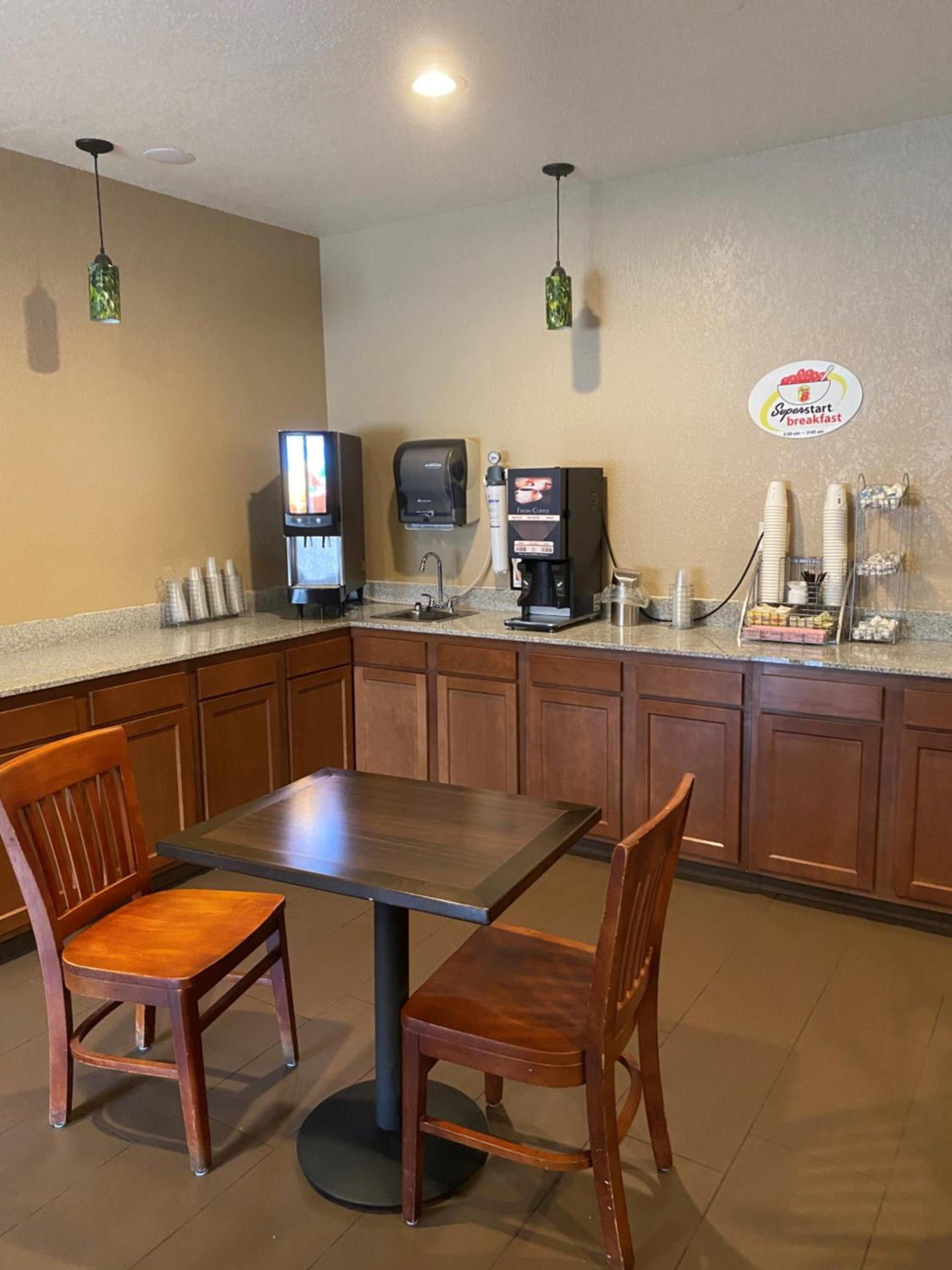 Super 8 by Wyndham Altoona photo 2
