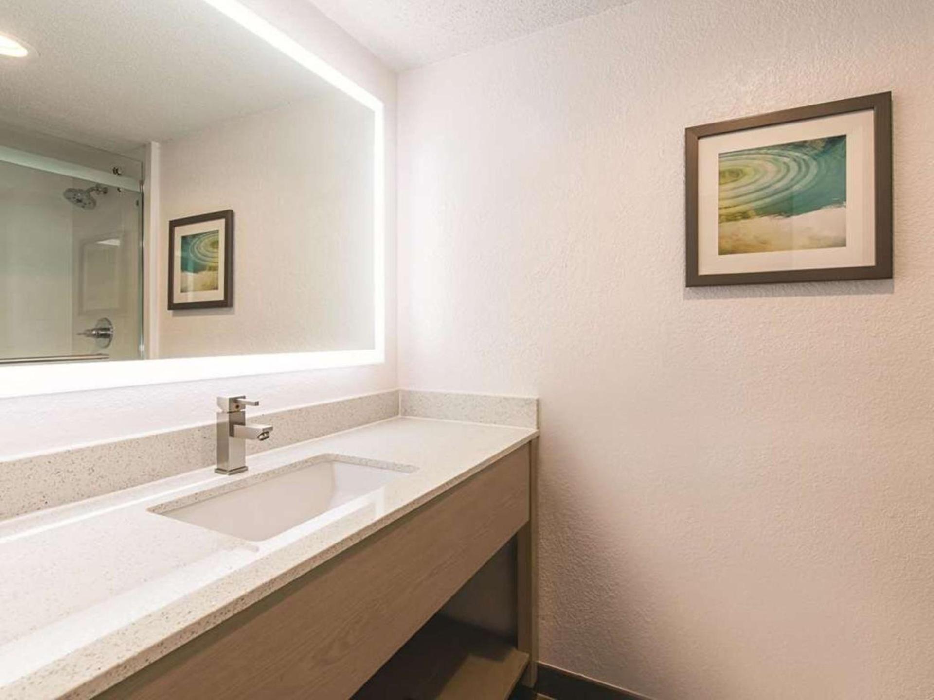 Baymont by Wyndham White Plains - Elmsford photo 51