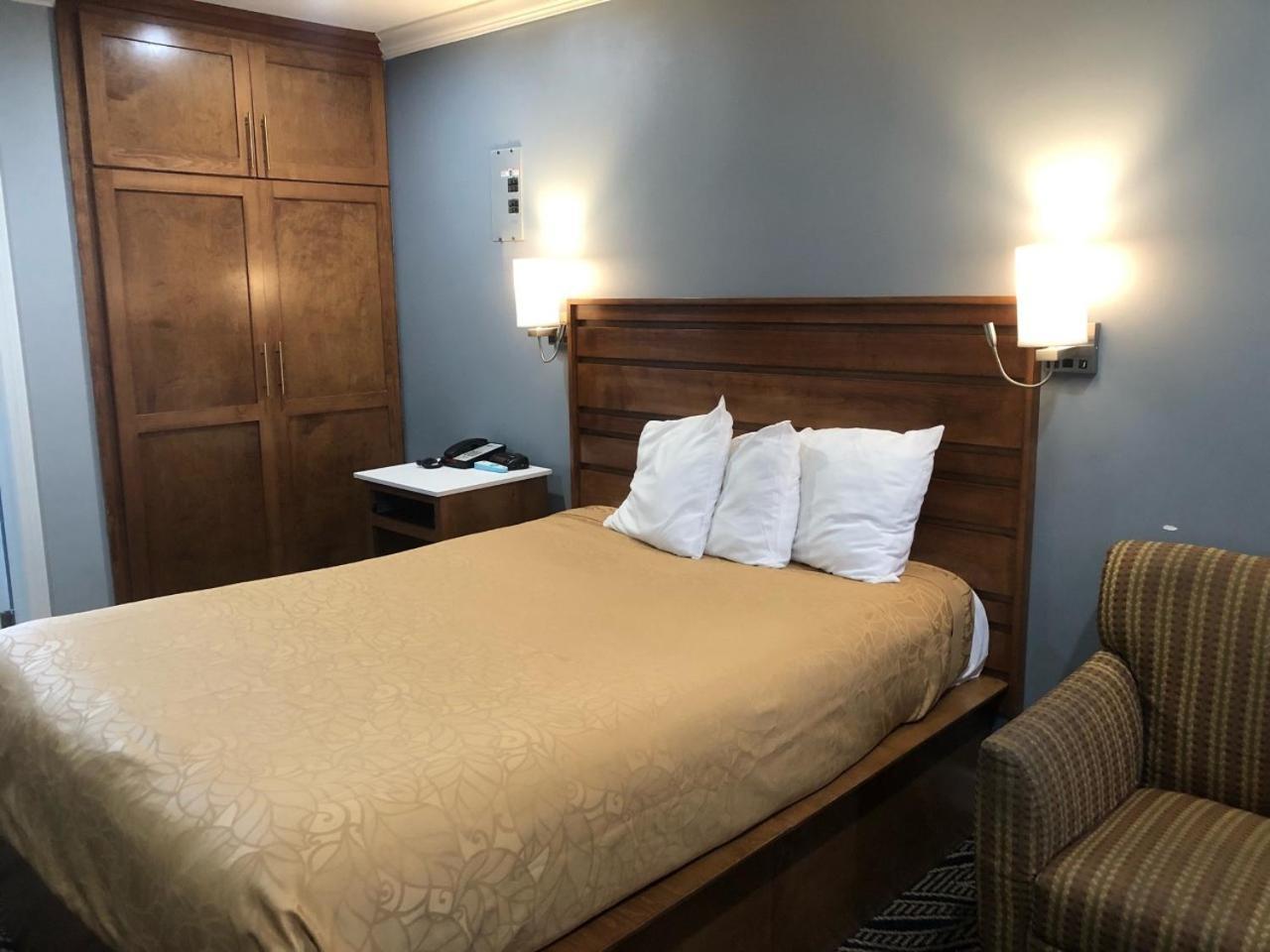Redondo Inn and Suites photo 11