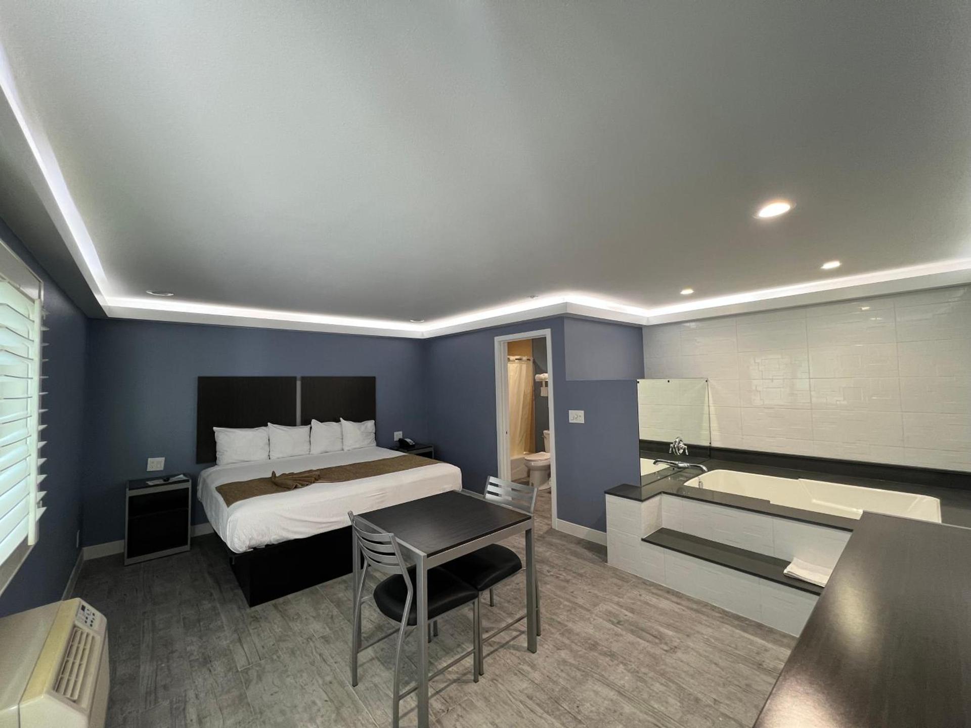 Deluxe Inn Hawthorne/ LAX photo 36