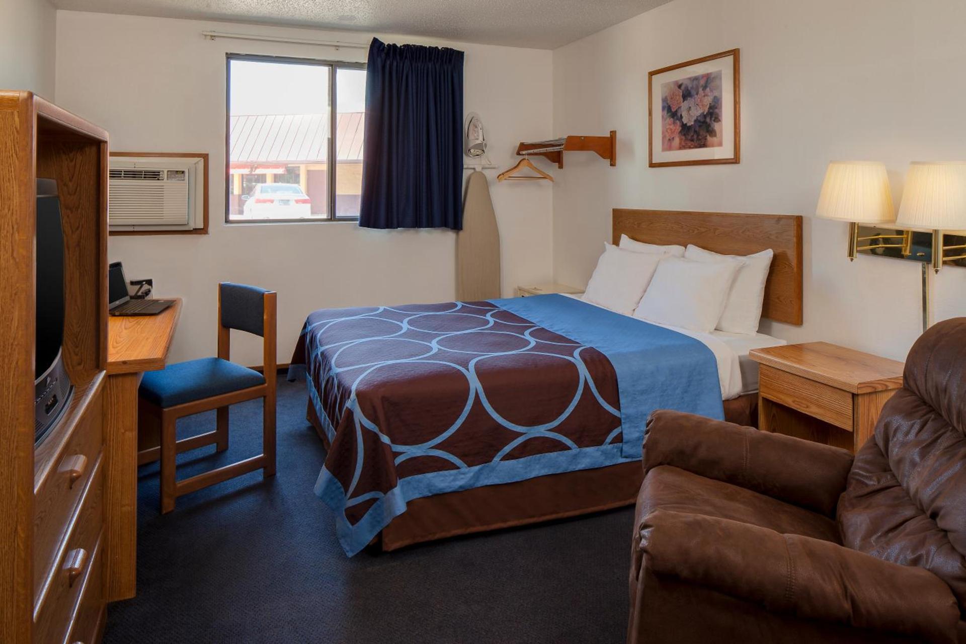 Super 8 by Wyndham Manhattan KS photo 18