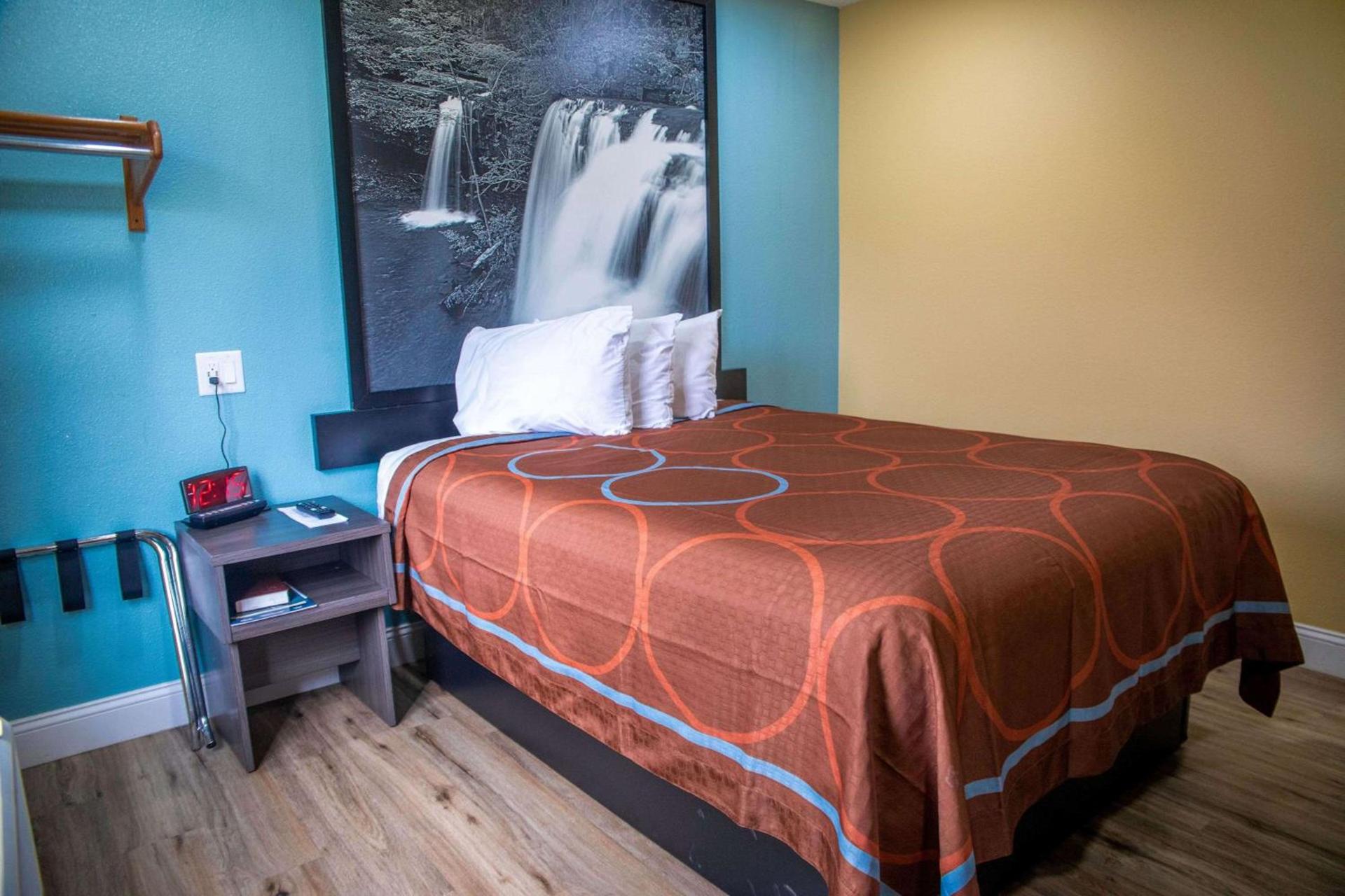Super 8 by Wyndham Mountain Home photo 9