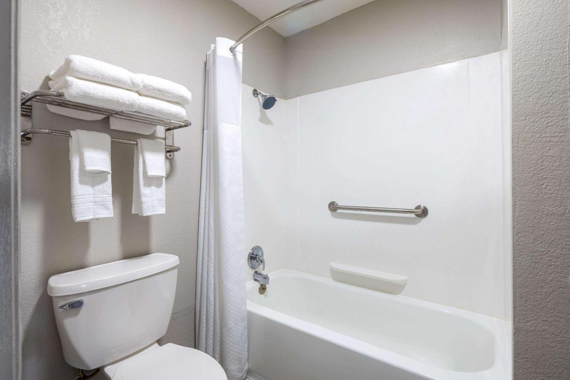 Days Inn by Wyndham Jackson photo 22