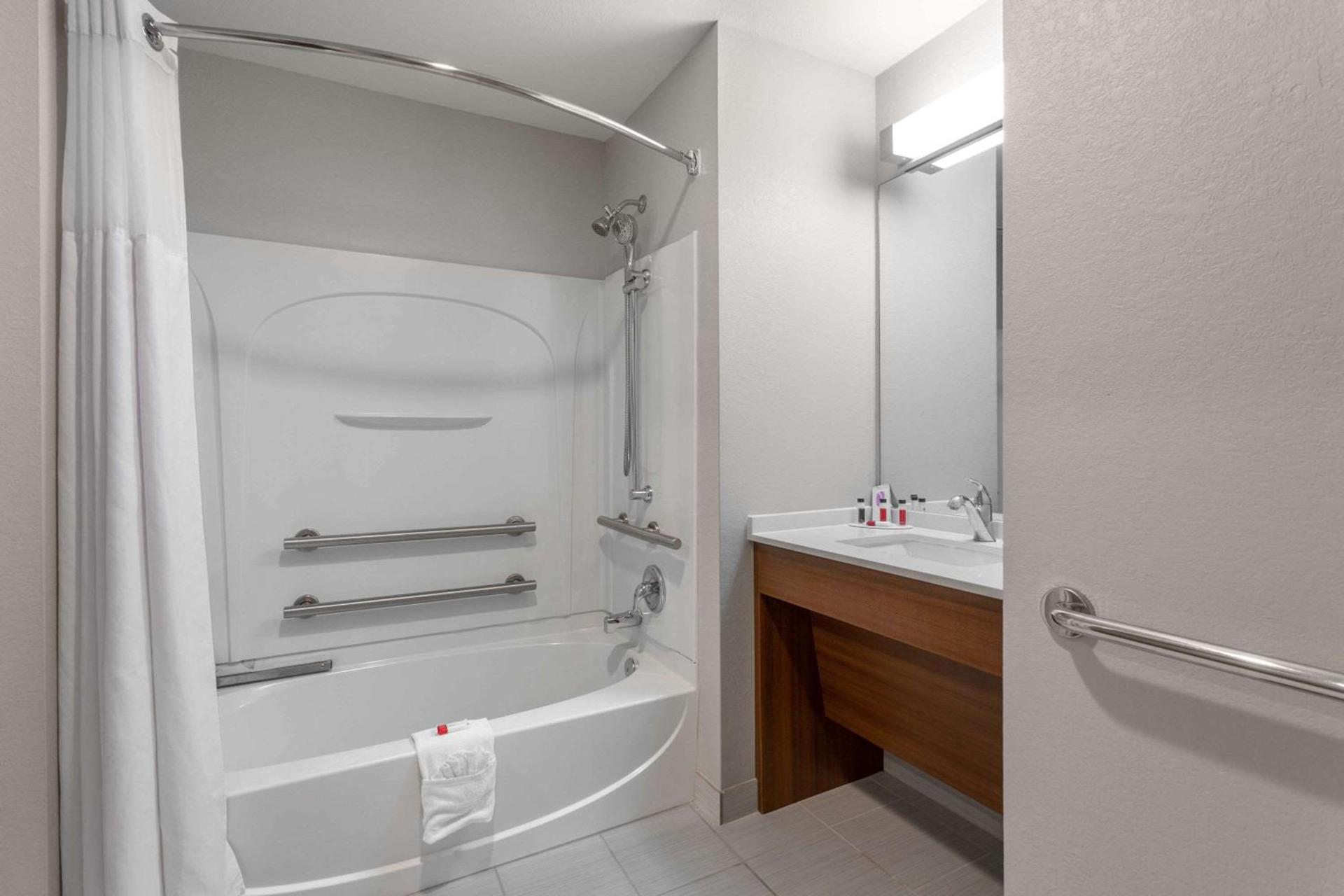 Microtel Inn & Suites by Wyndham Niagara Falls photo 15