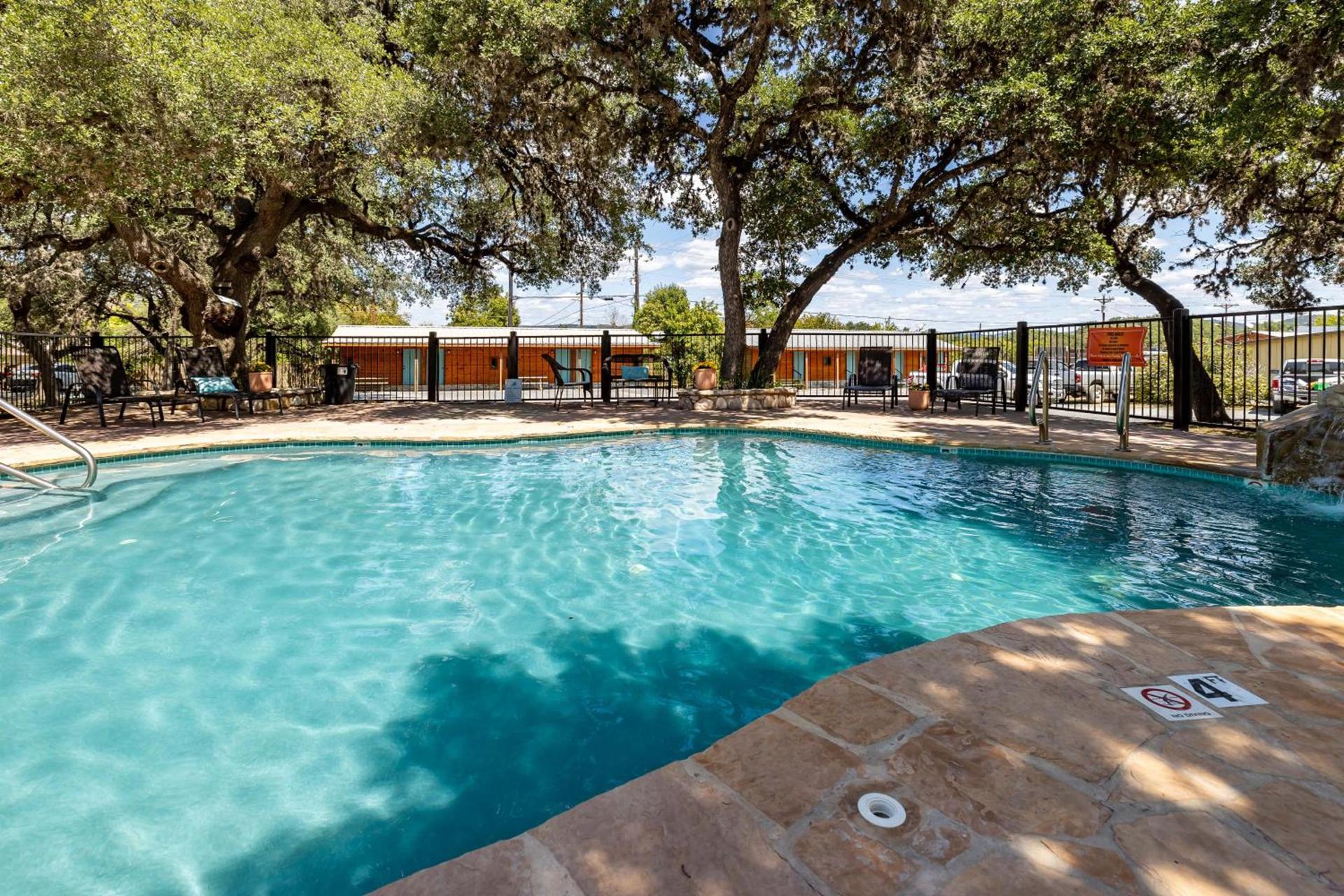The Historic Leakey Inn photo 4