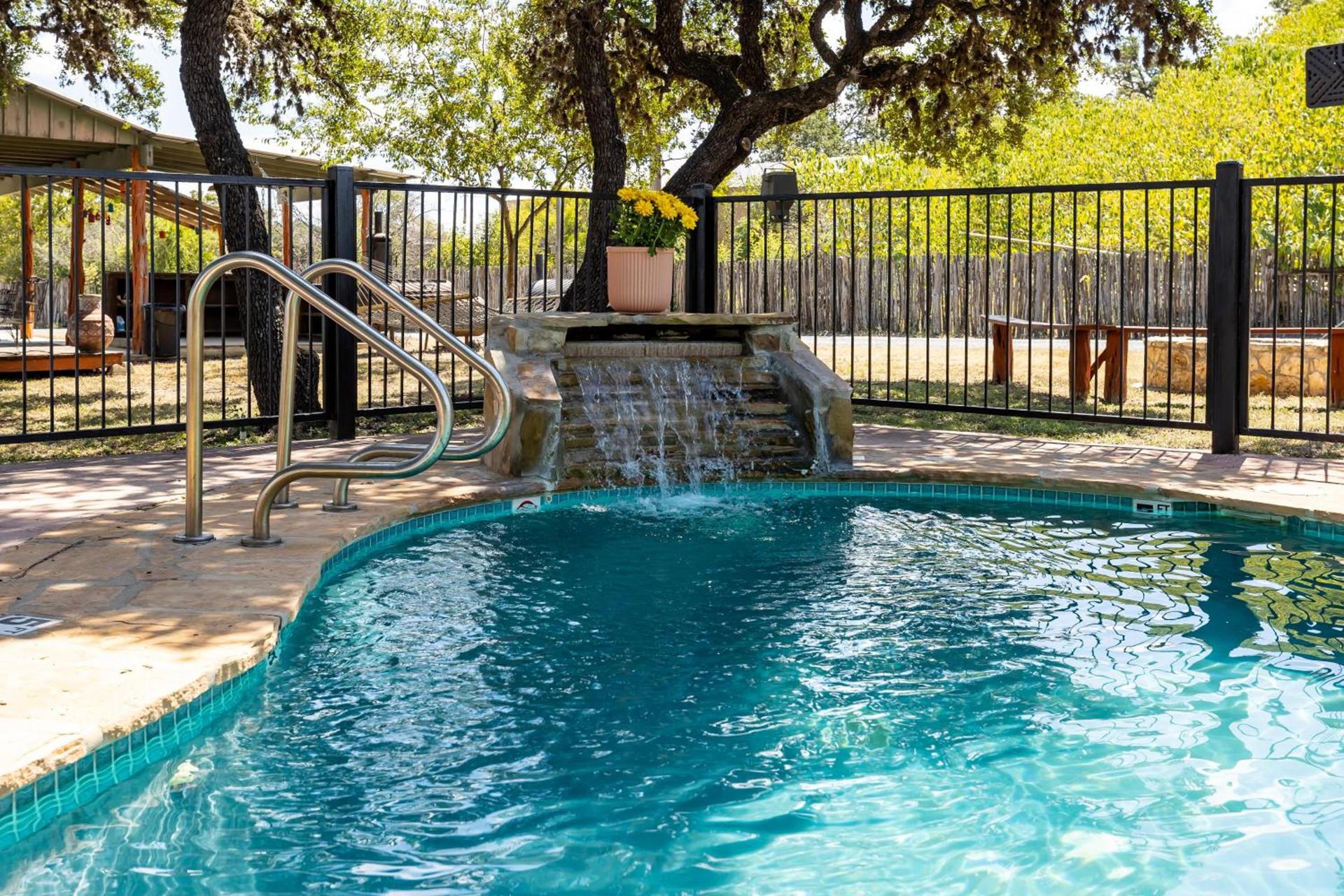 The Historic Leakey Inn photo 3