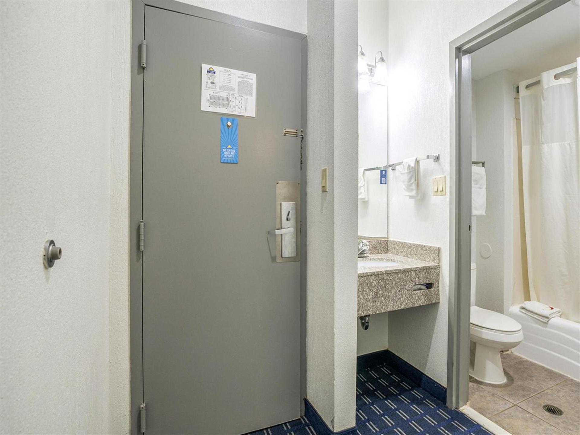 Days Inn & Suites by Wyndham Webster NASA-ClearLake-Houston photo 78