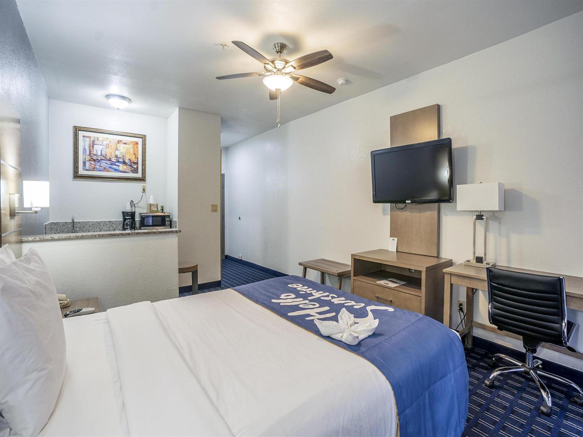 Days Inn & Suites by Wyndham Webster NASA-ClearLake-Houston photo 76