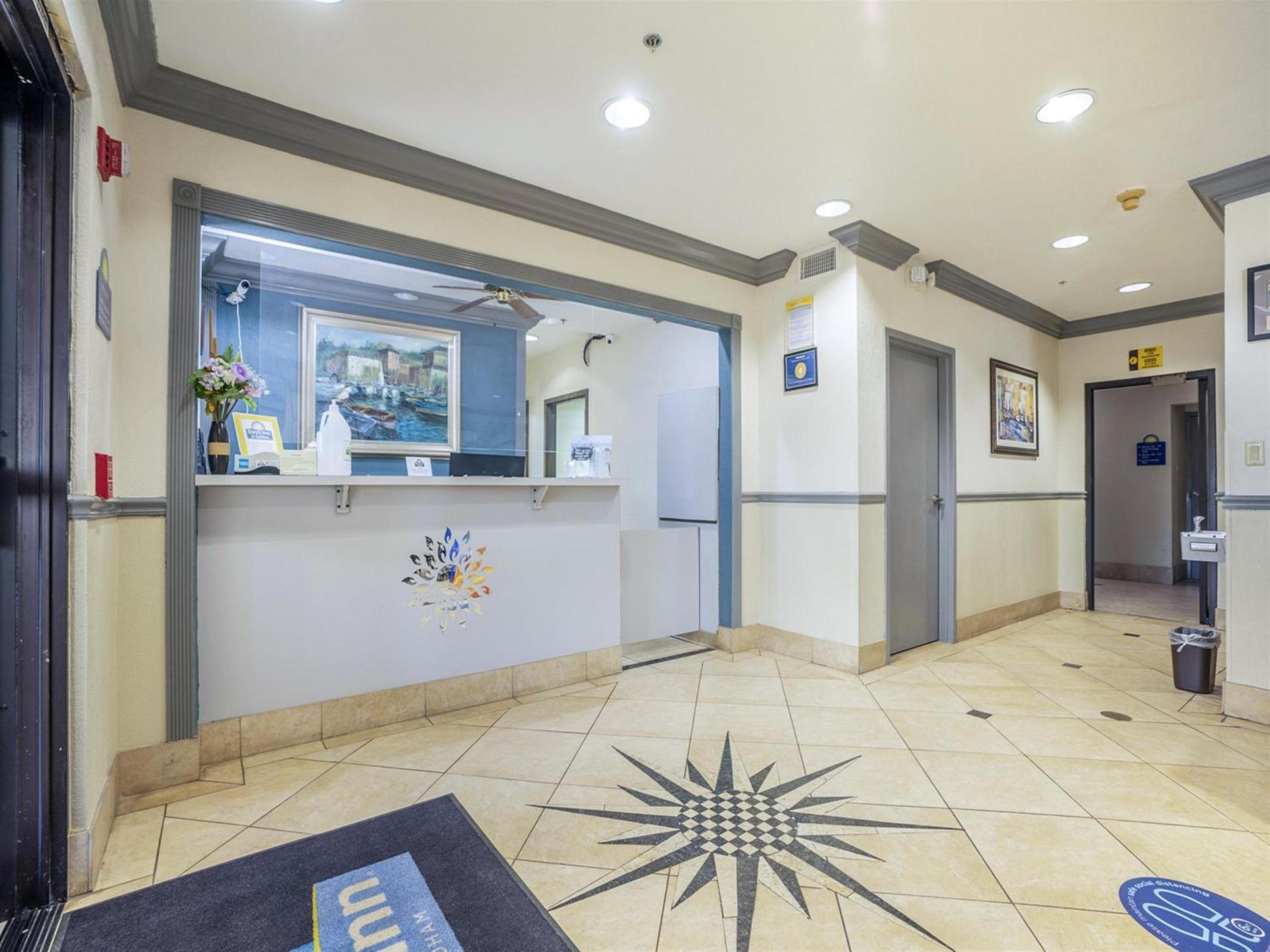 Days Inn & Suites by Wyndham Webster NASA-ClearLake-Houston photo 27