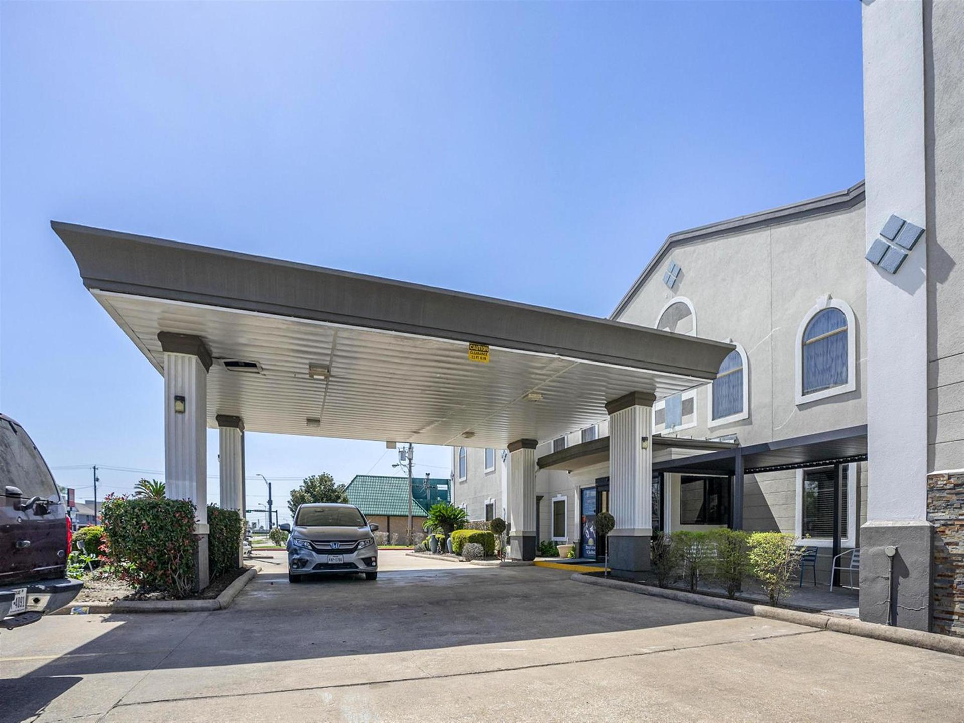 Days Inn & Suites by Wyndham Webster NASA-ClearLake-Houston photo 22
