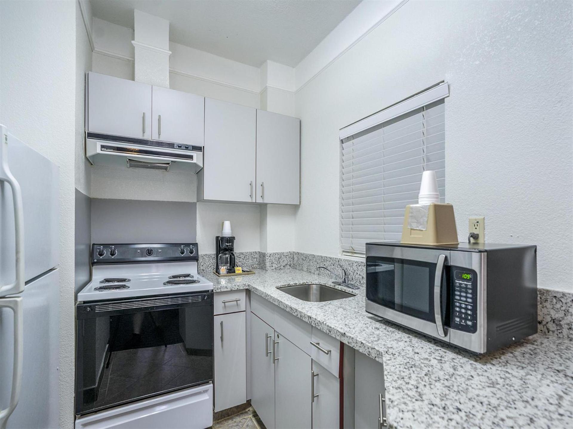 Days Inn & Suites by Wyndham Webster NASA-ClearLake-Houston photo 75