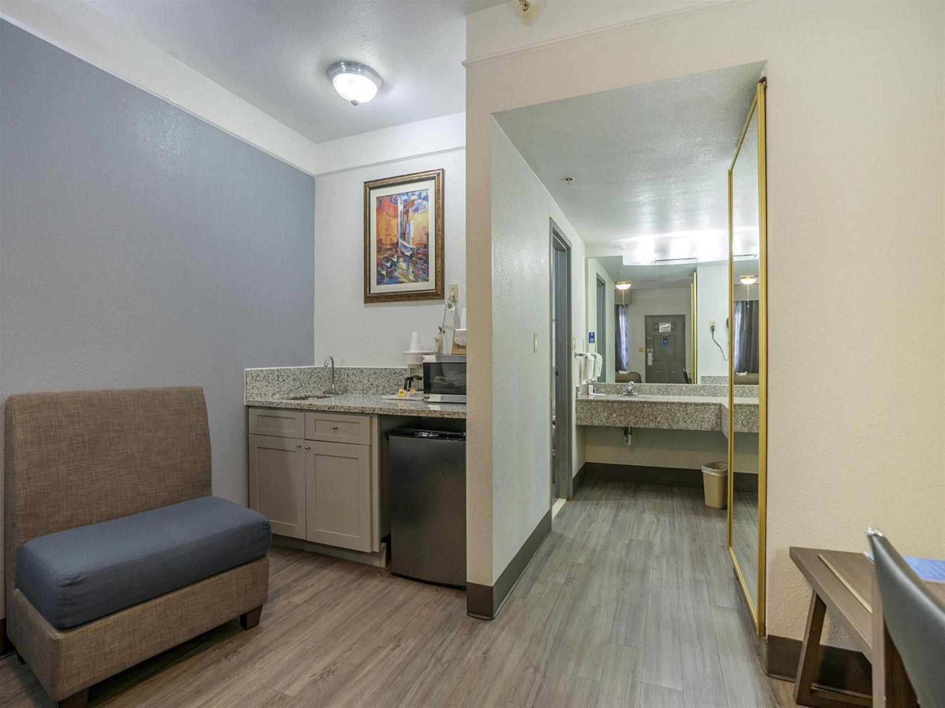 Days Inn & Suites by Wyndham Webster NASA-ClearLake-Houston photo 72