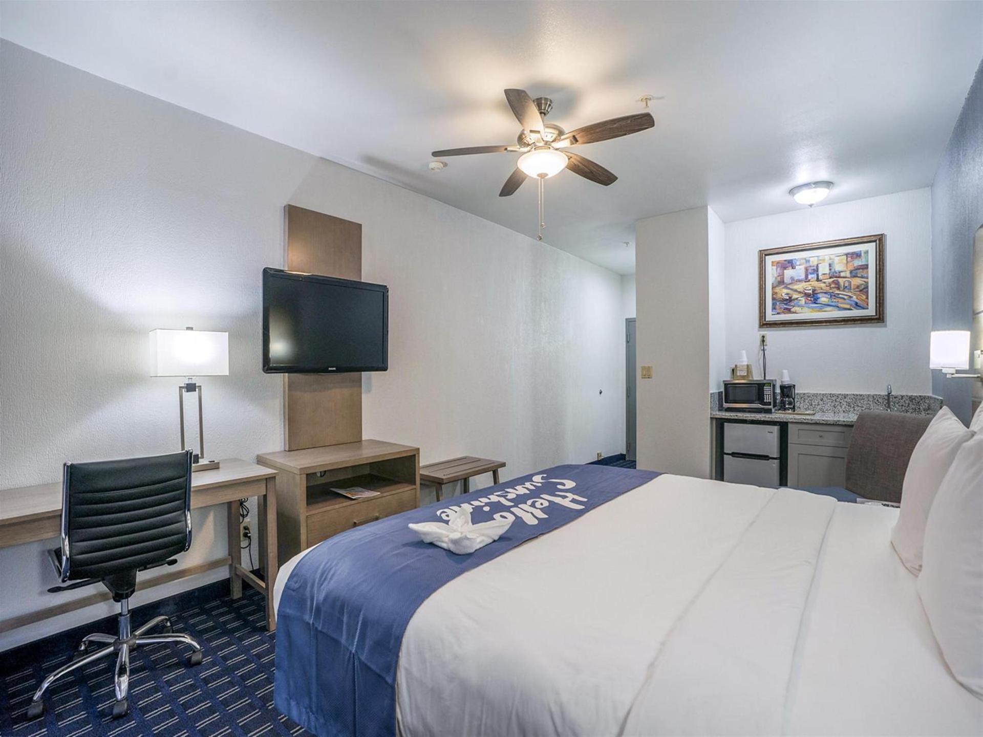 Days Inn & Suites by Wyndham Webster NASA-ClearLake-Houston photo 73