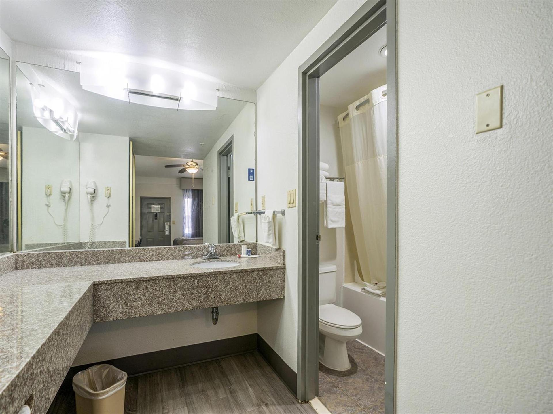 Days Inn & Suites by Wyndham Webster NASA-ClearLake-Houston photo 65