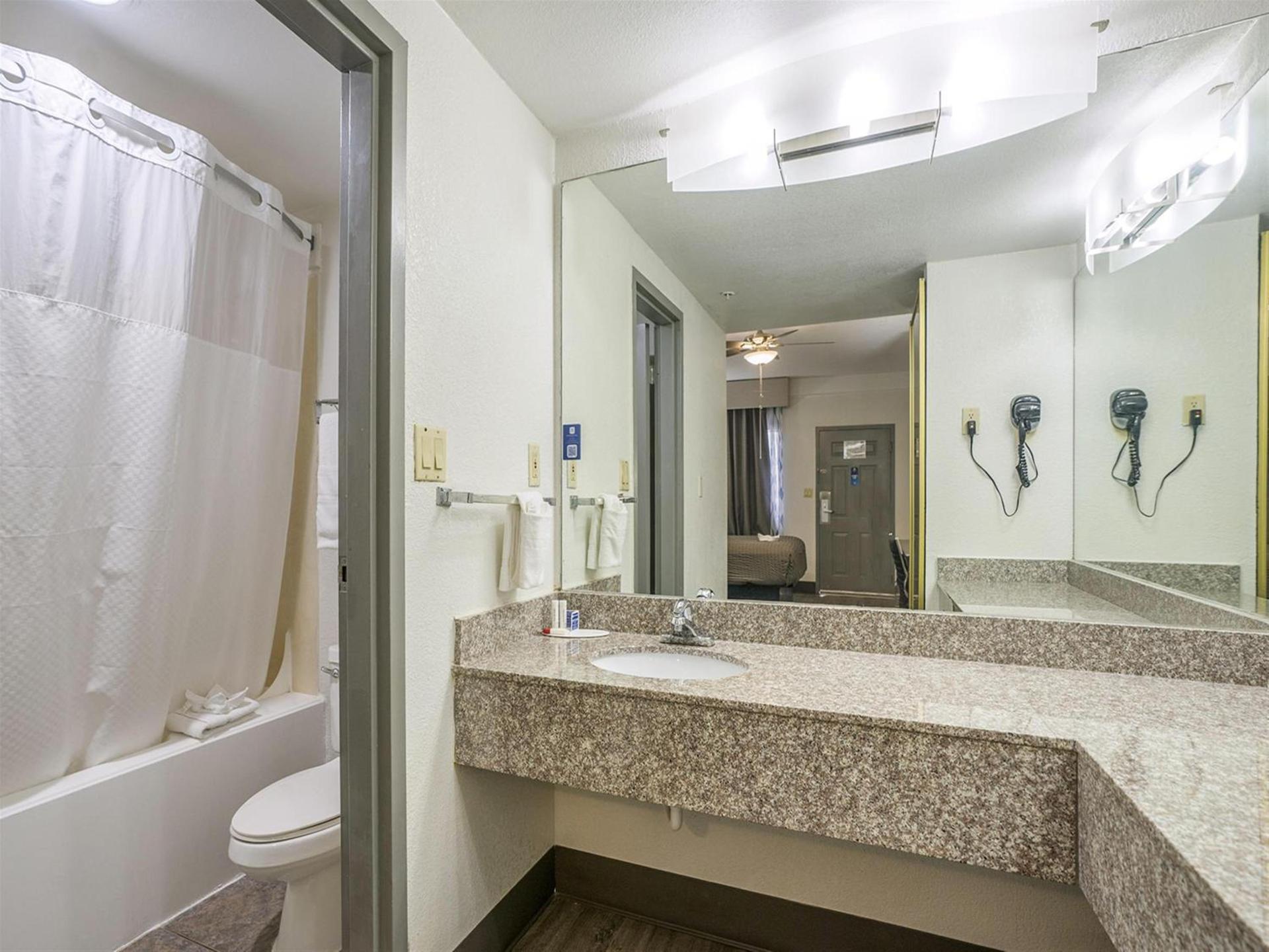 Days Inn & Suites by Wyndham Webster NASA-ClearLake-Houston photo 69