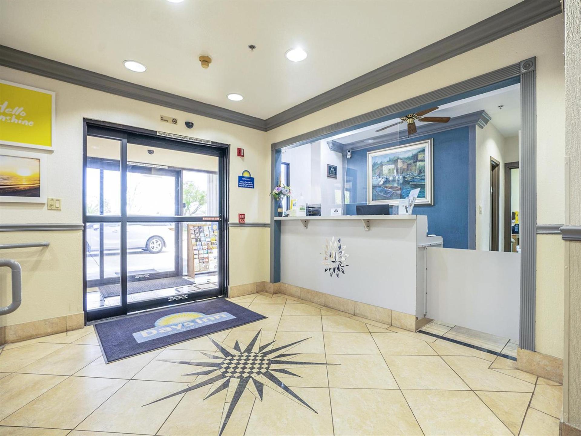 Days Inn & Suites by Wyndham Webster NASA-ClearLake-Houston photo 26