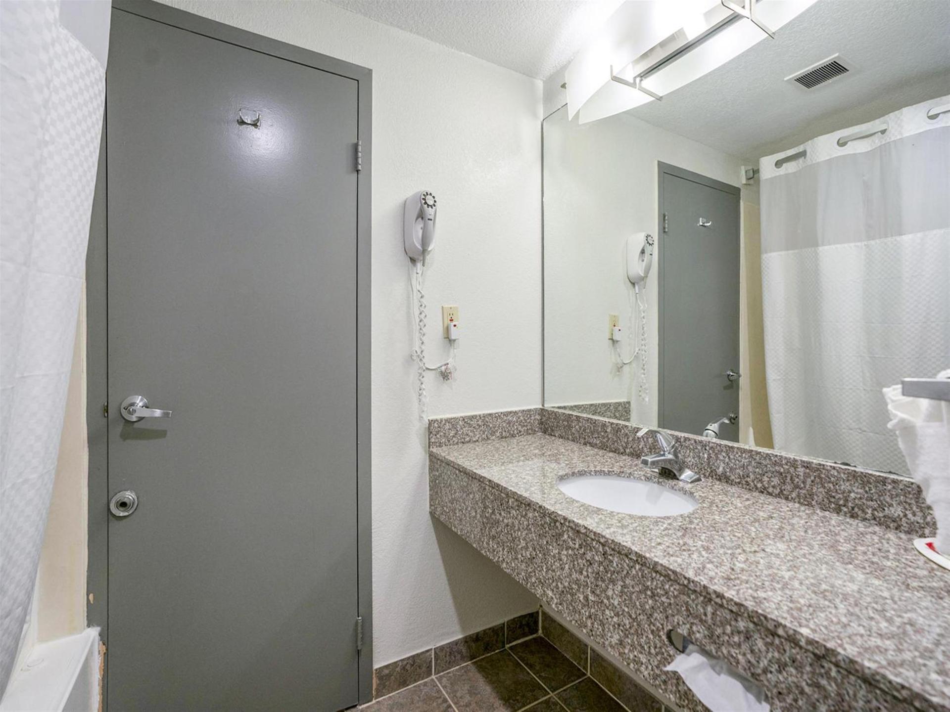 Days Inn & Suites by Wyndham Webster NASA-ClearLake-Houston photo 67