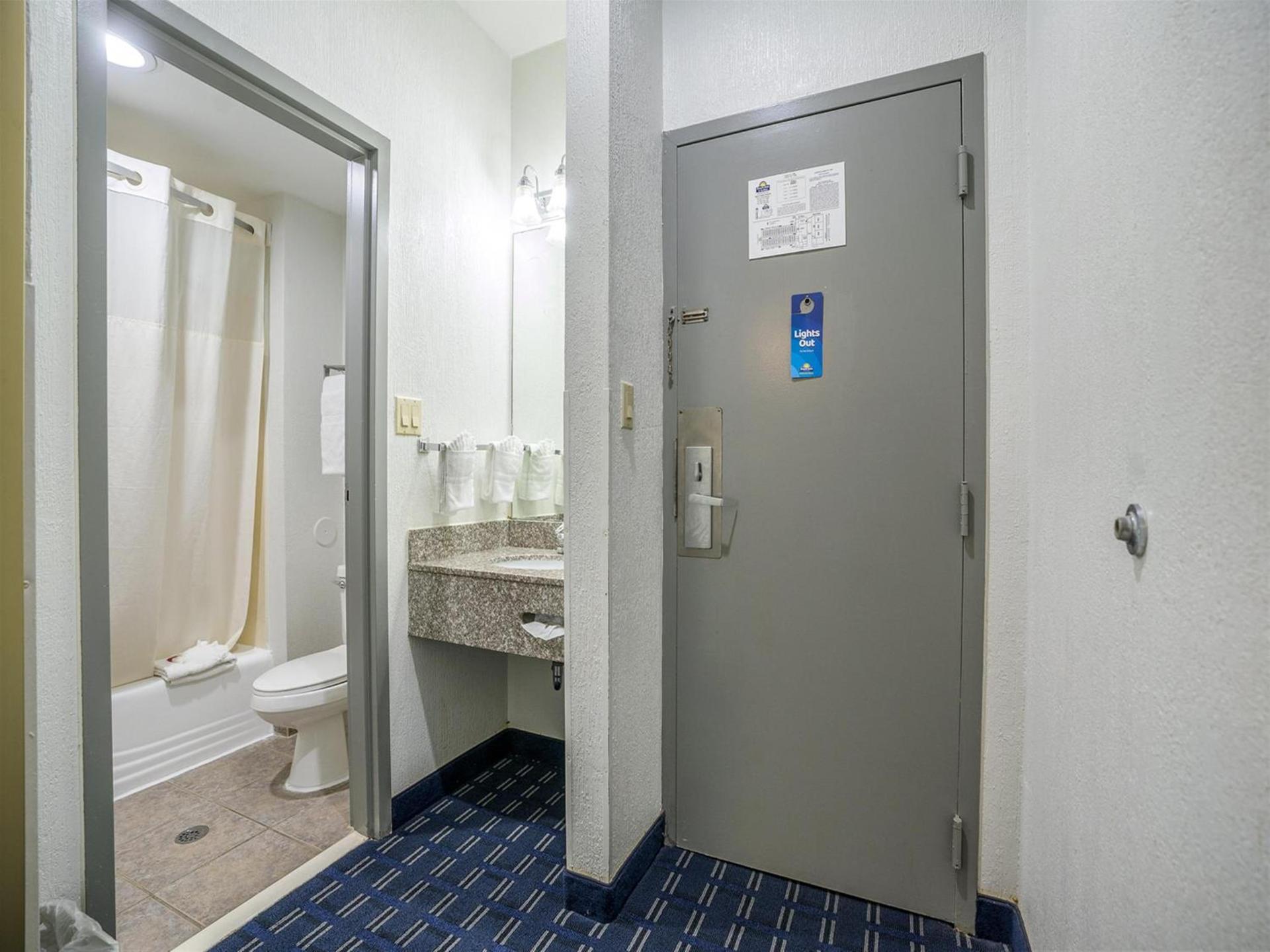 Days Inn & Suites by Wyndham Webster NASA-ClearLake-Houston photo 66
