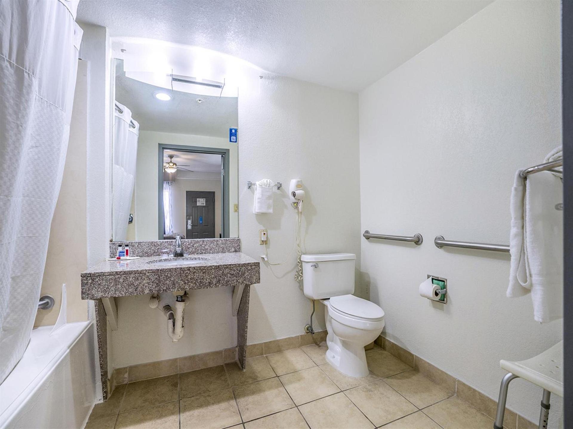 Days Inn & Suites by Wyndham Webster NASA-ClearLake-Houston photo 63