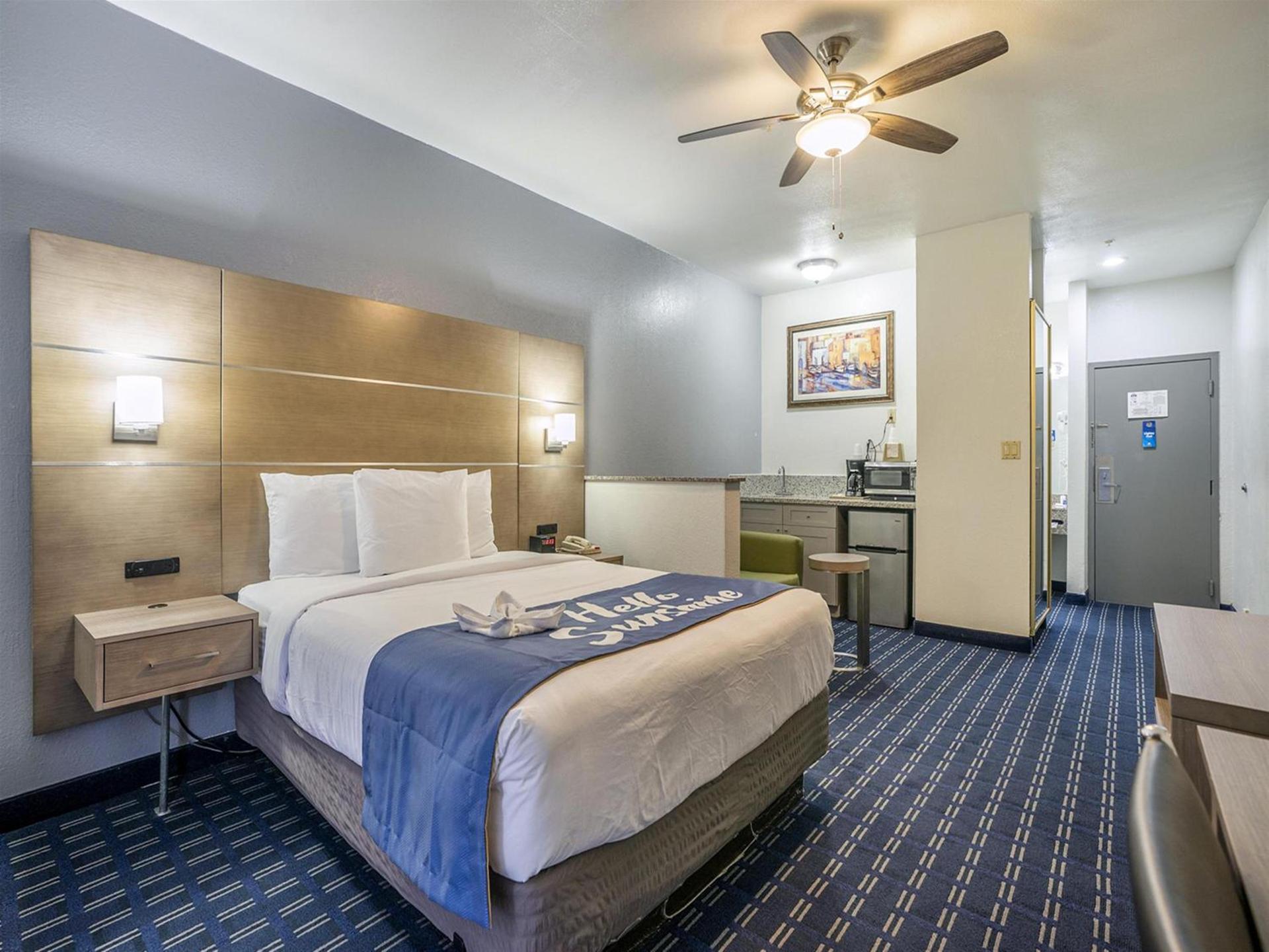 Days Inn & Suites by Wyndham Webster NASA-ClearLake-Houston photo 68