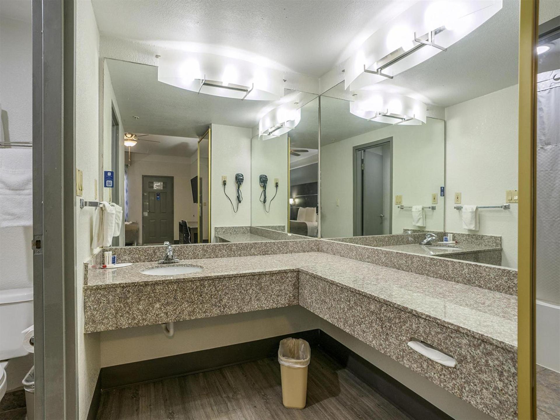 Days Inn & Suites by Wyndham Webster NASA-ClearLake-Houston photo 62