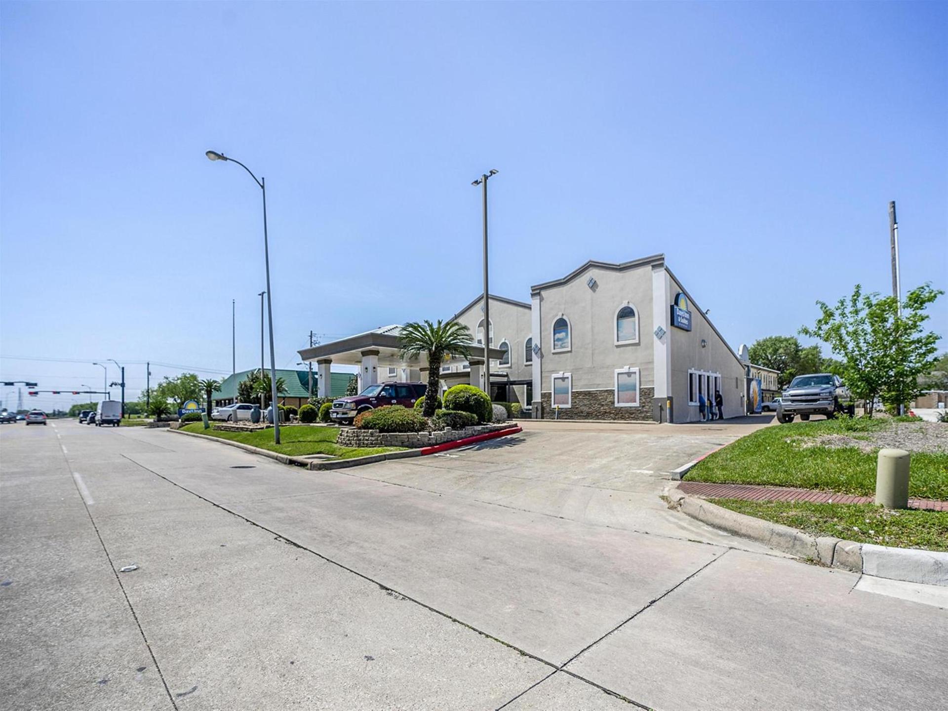 Days Inn & Suites by Wyndham Webster NASA-ClearLake-Houston photo 80