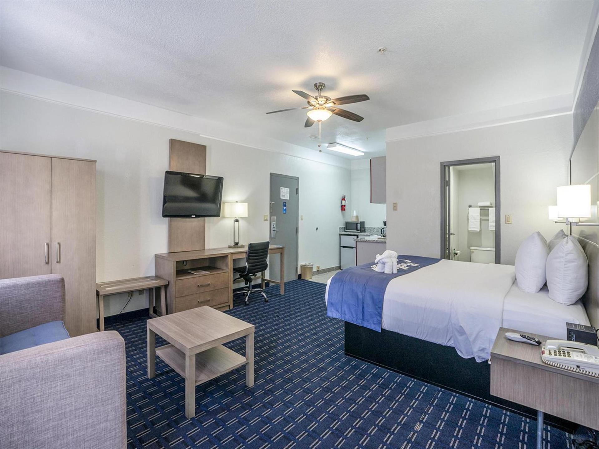 Days Inn & Suites by Wyndham Webster NASA-ClearLake-Houston photo 59