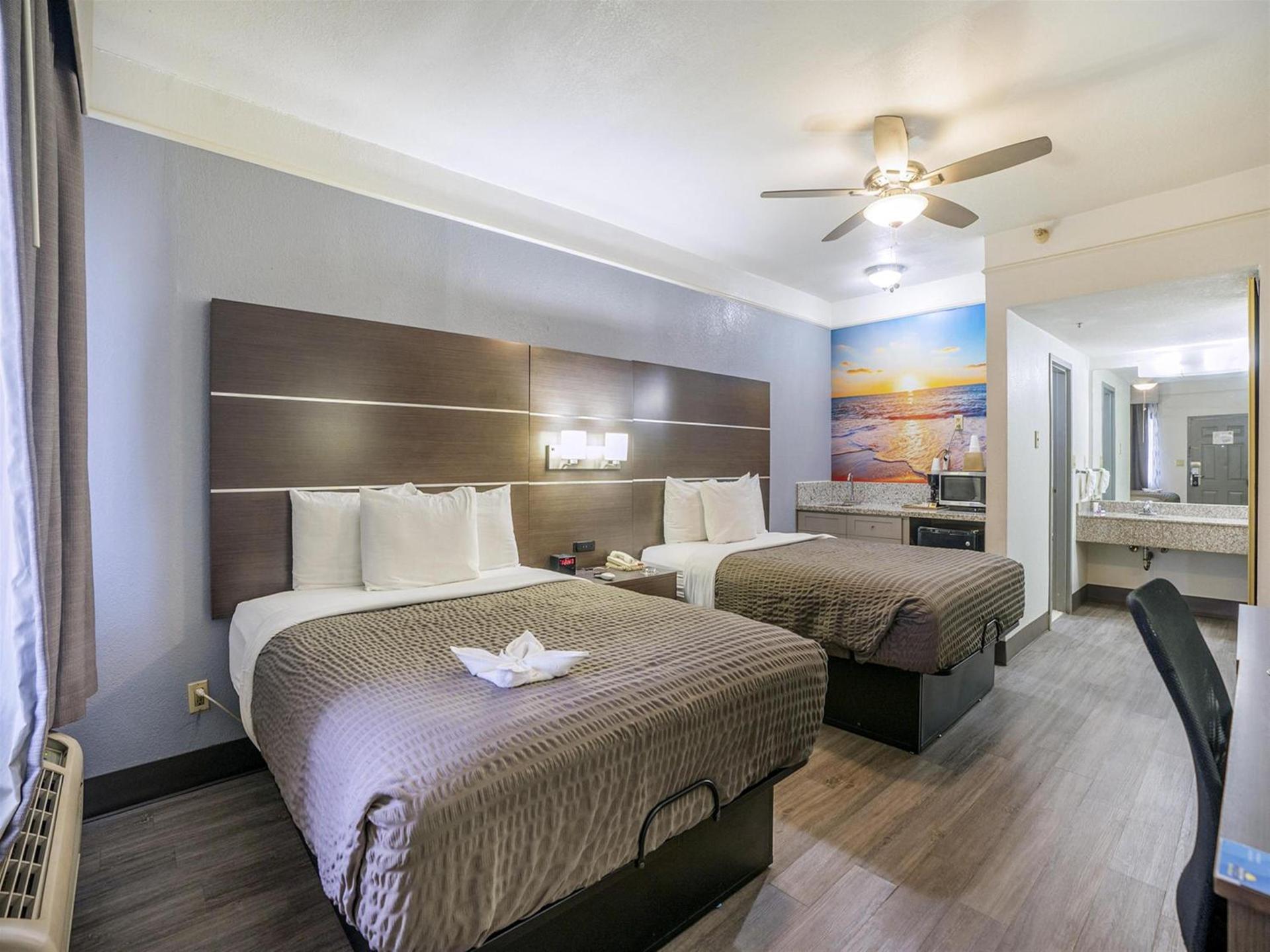 Days Inn & Suites by Wyndham Webster NASA-ClearLake-Houston photo 61