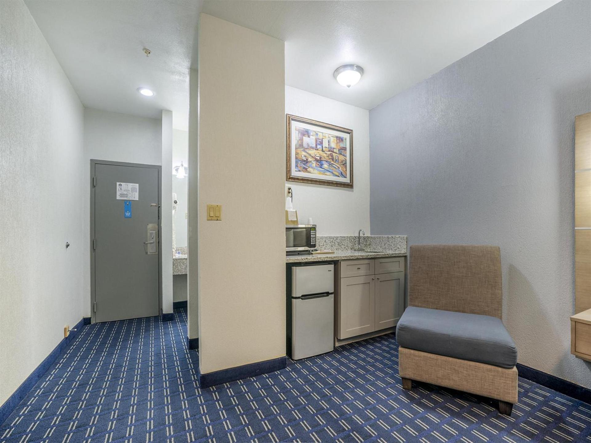 Days Inn & Suites by Wyndham Webster NASA-ClearLake-Houston photo 57