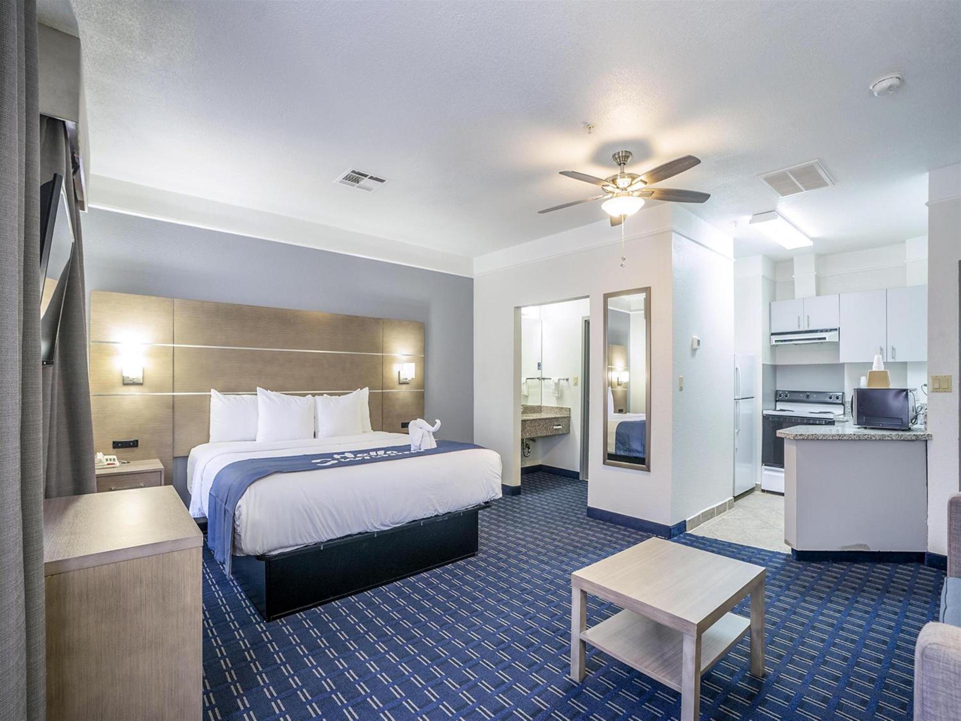 Days Inn & Suites by Wyndham Webster NASA-ClearLake-Houston photo 50