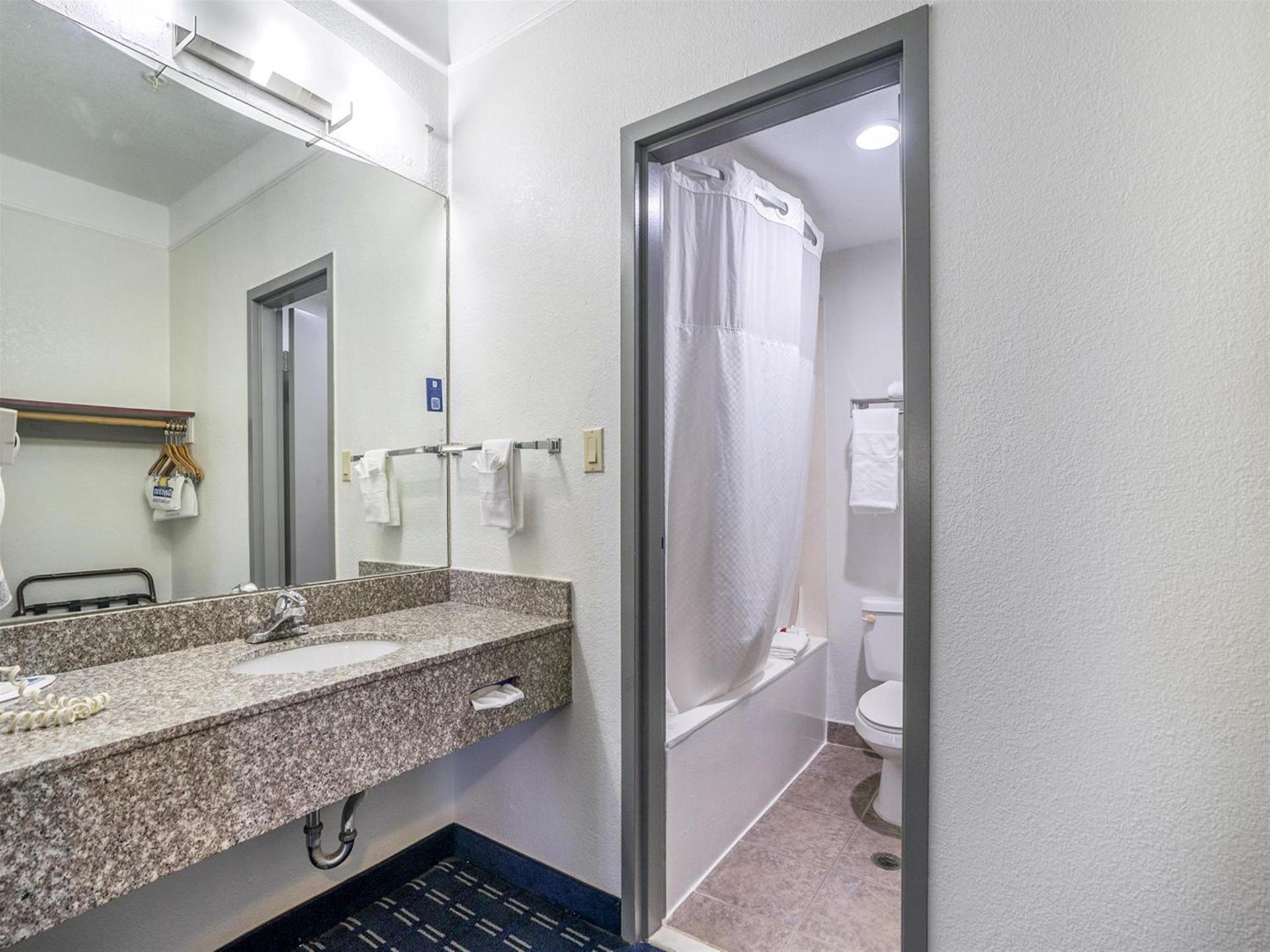Days Inn & Suites by Wyndham Webster NASA-ClearLake-Houston photo 56