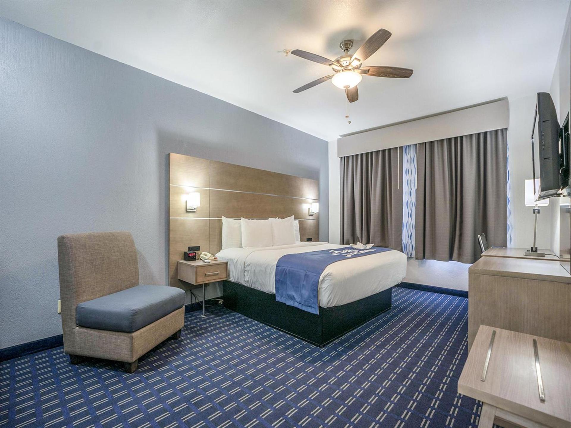 Days Inn & Suites by Wyndham Webster NASA-ClearLake-Houston photo 55
