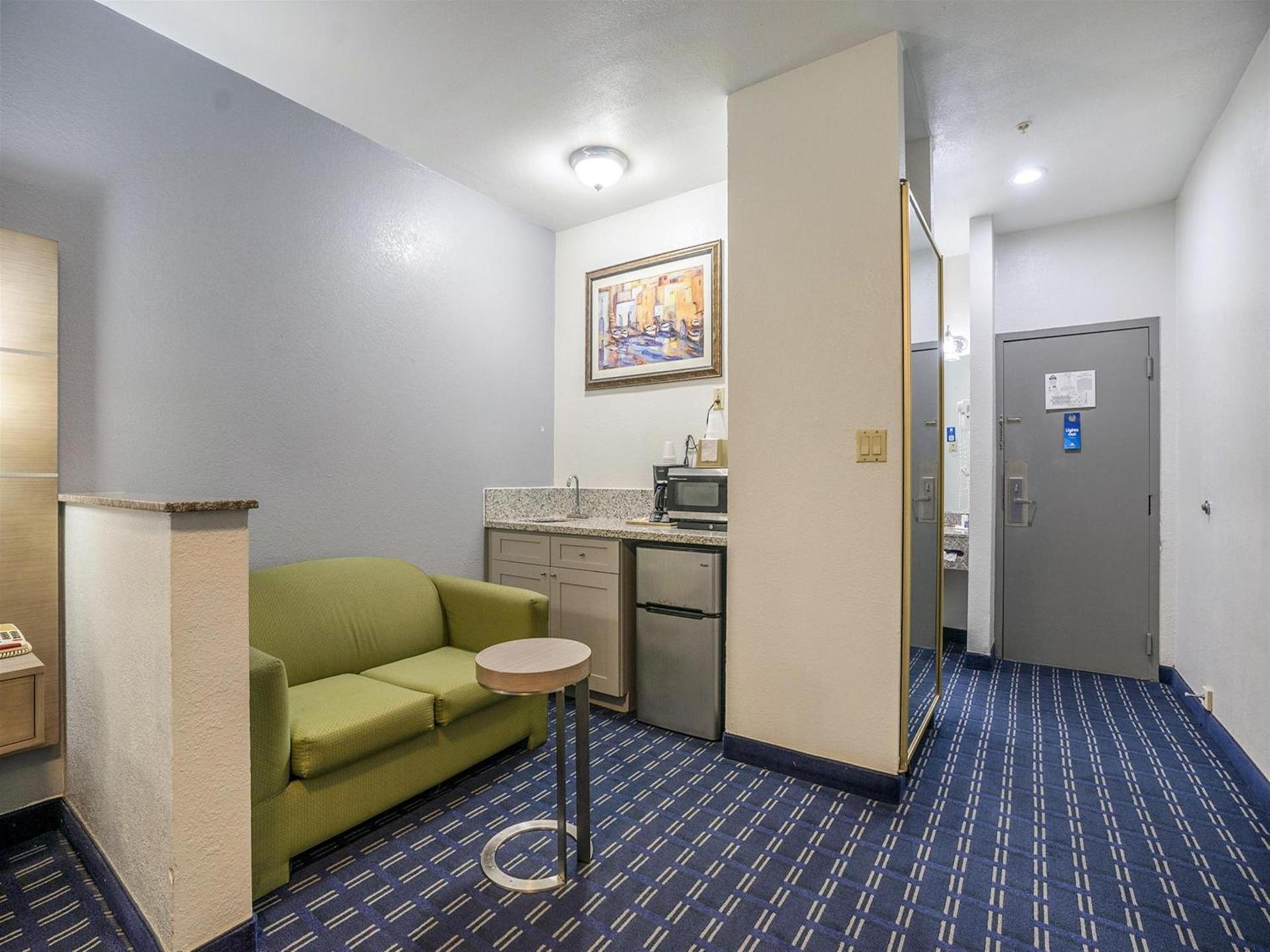 Days Inn & Suites by Wyndham Webster NASA-ClearLake-Houston photo 54