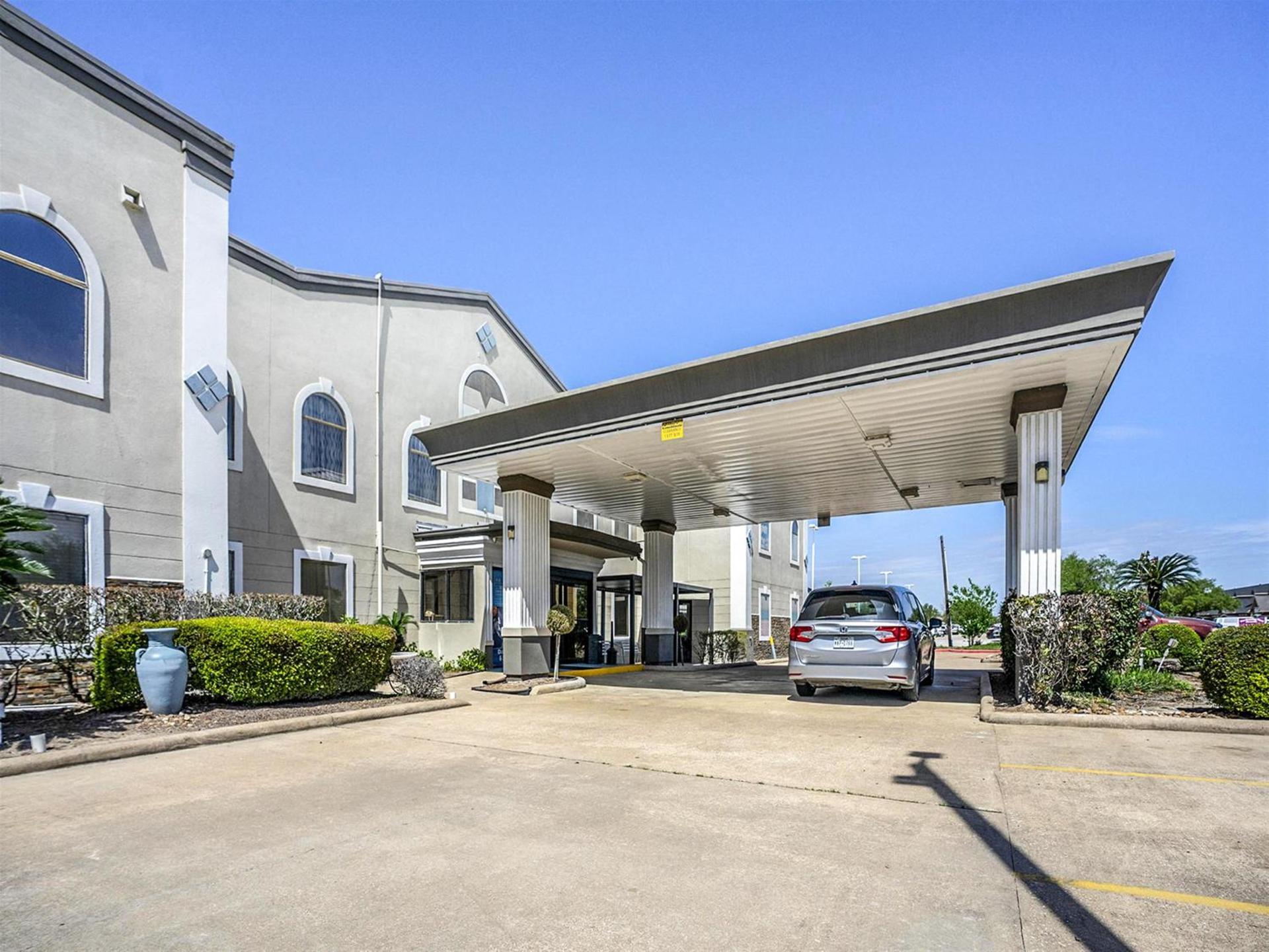 Days Inn & Suites by Wyndham Webster NASA-ClearLake-Houston photo 21
