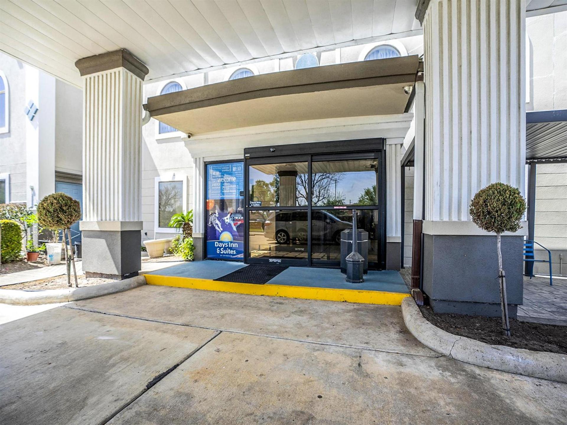 Days Inn & Suites by Wyndham Webster NASA-ClearLake-Houston photo 25