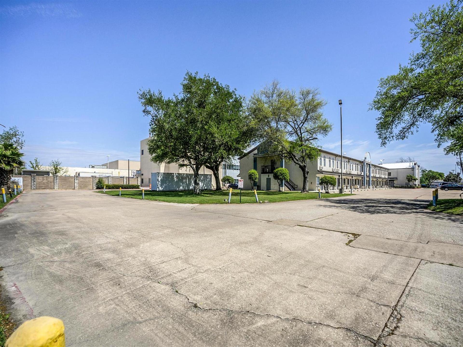 Days Inn & Suites by Wyndham Webster NASA-ClearLake-Houston photo 85