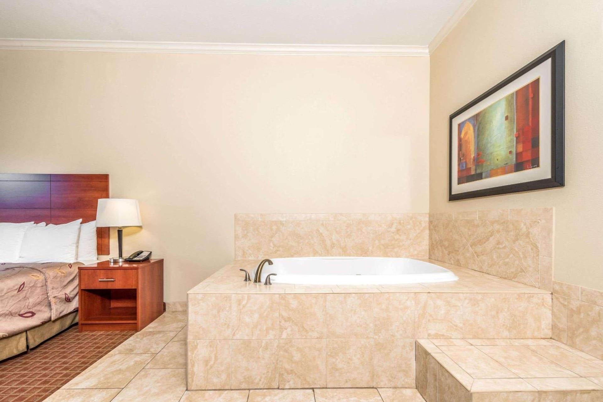Ramada by Wyndham College Station photo 11