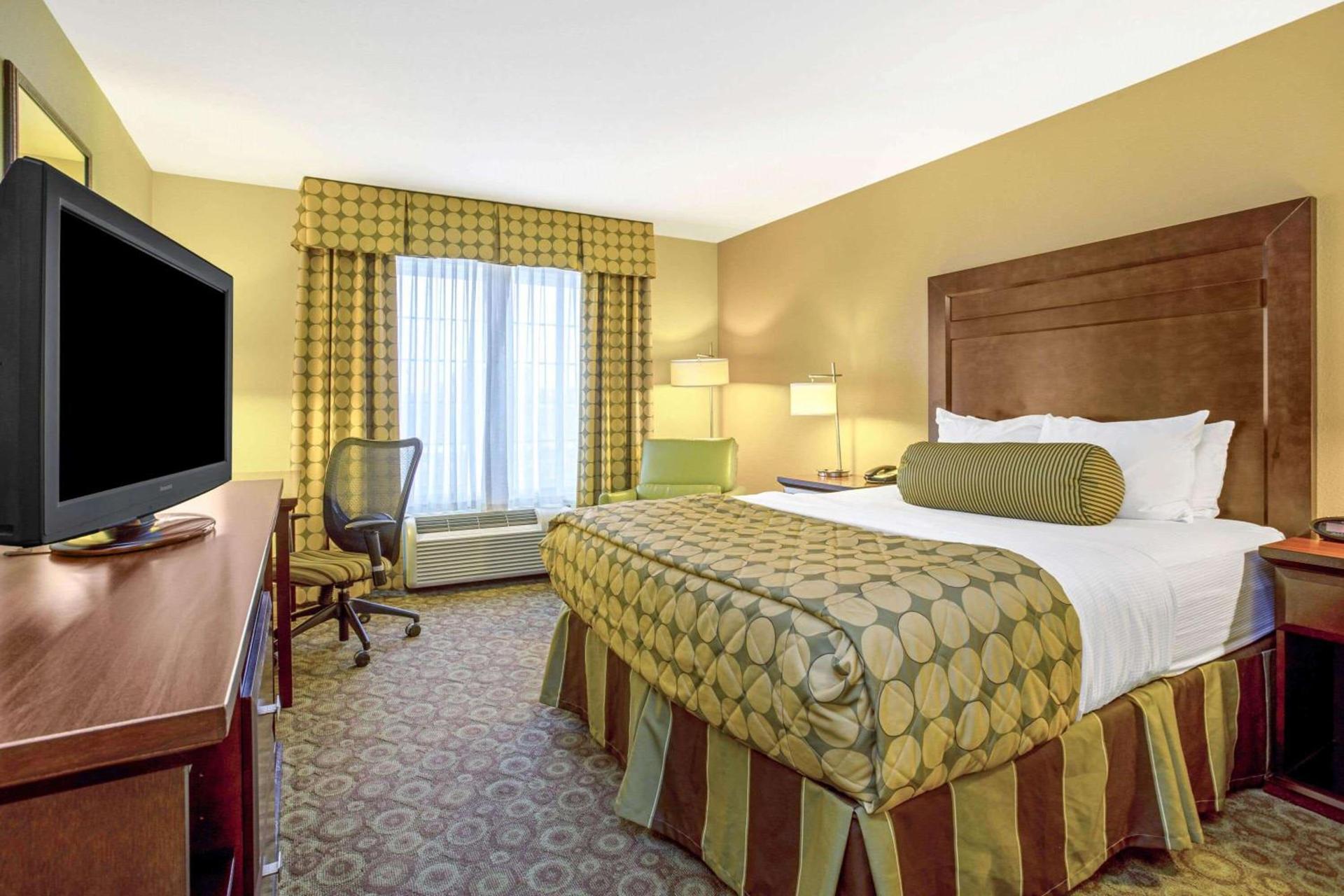 La Quinta by Wyndham Dickinson photo 14