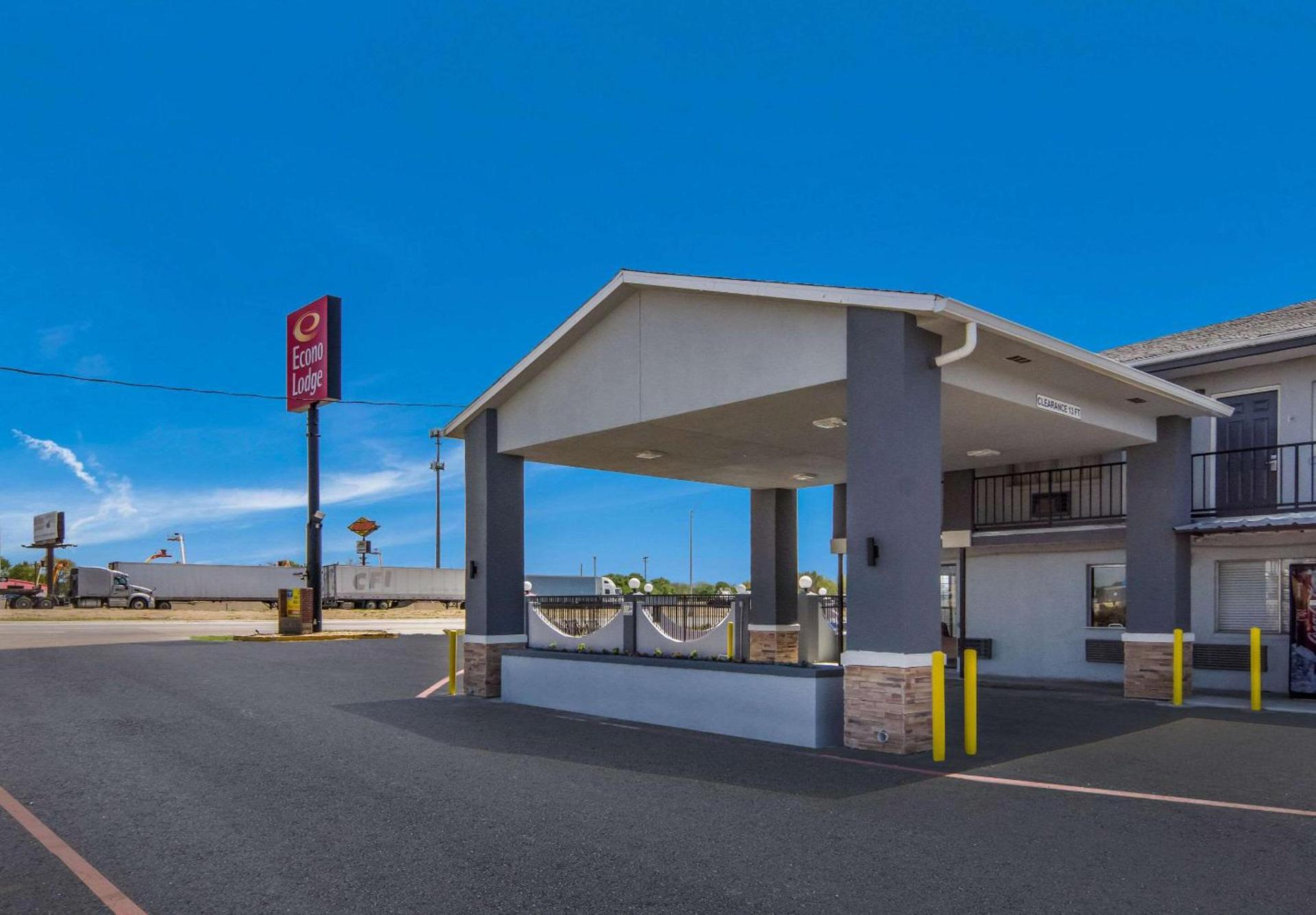 Super 8 by Wyndham Waco North I-35 photo 6