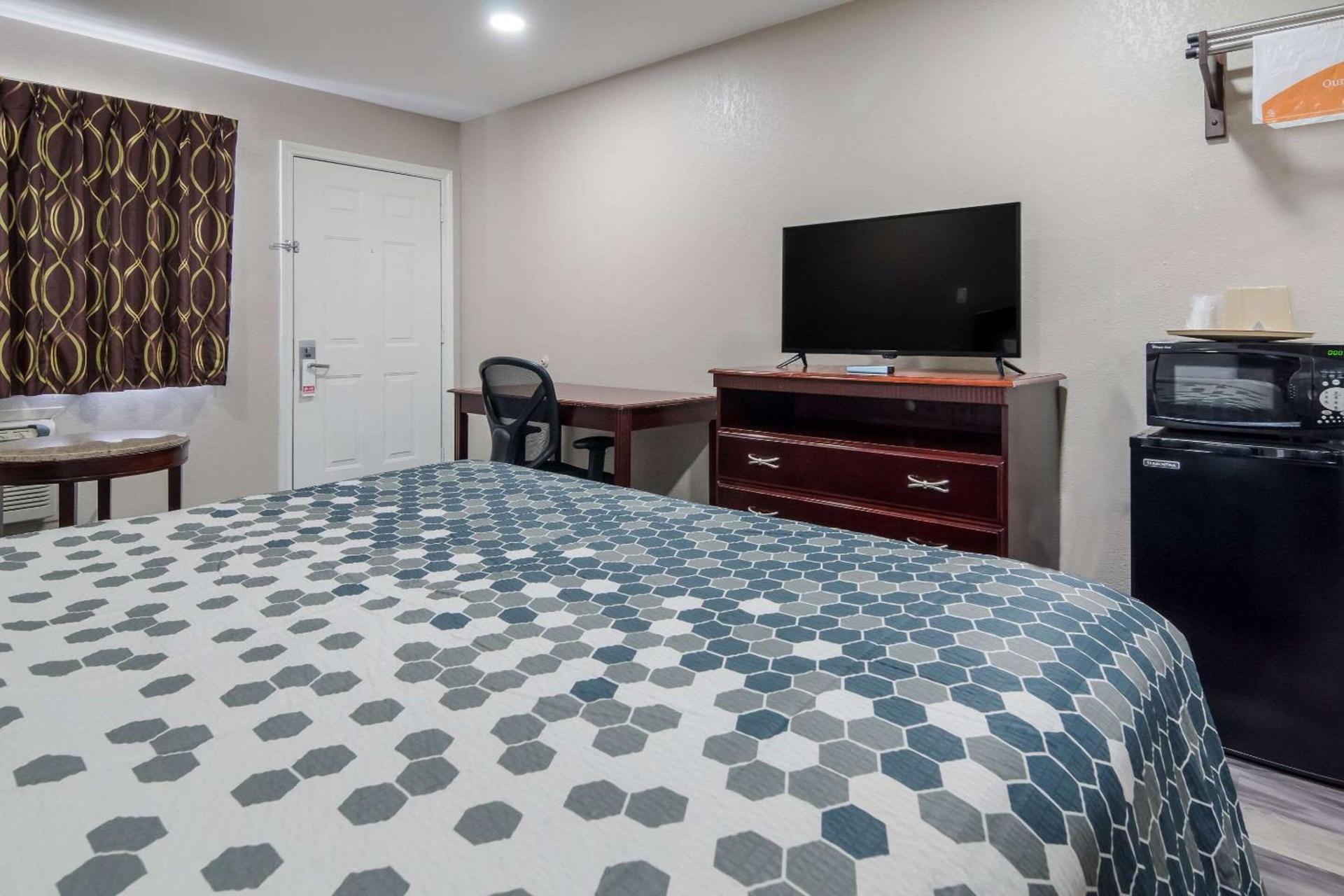 Super 8 by Wyndham Waco North I-35 photo 17