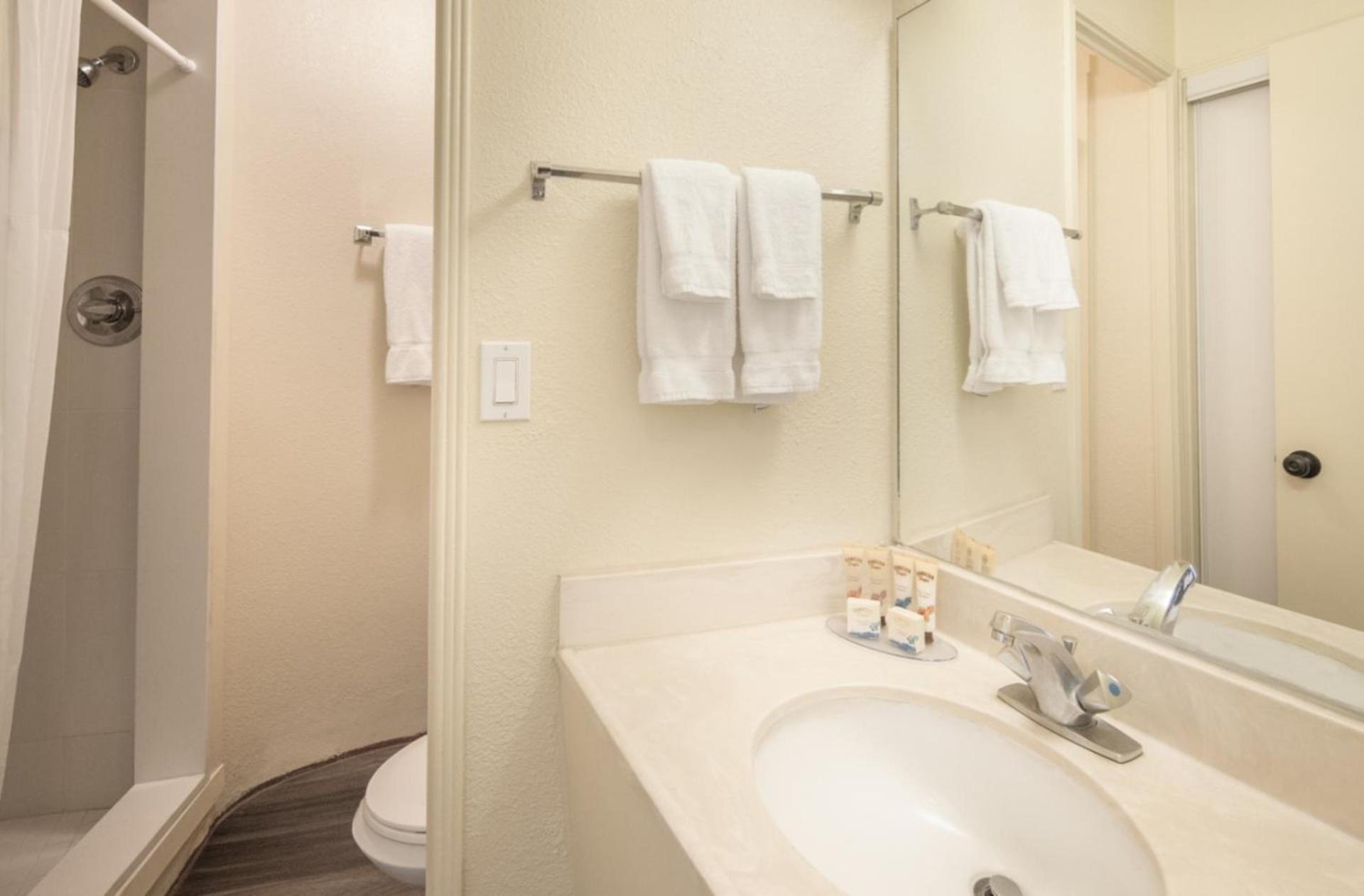 Ohia Waikiki Studio Suites photo 34