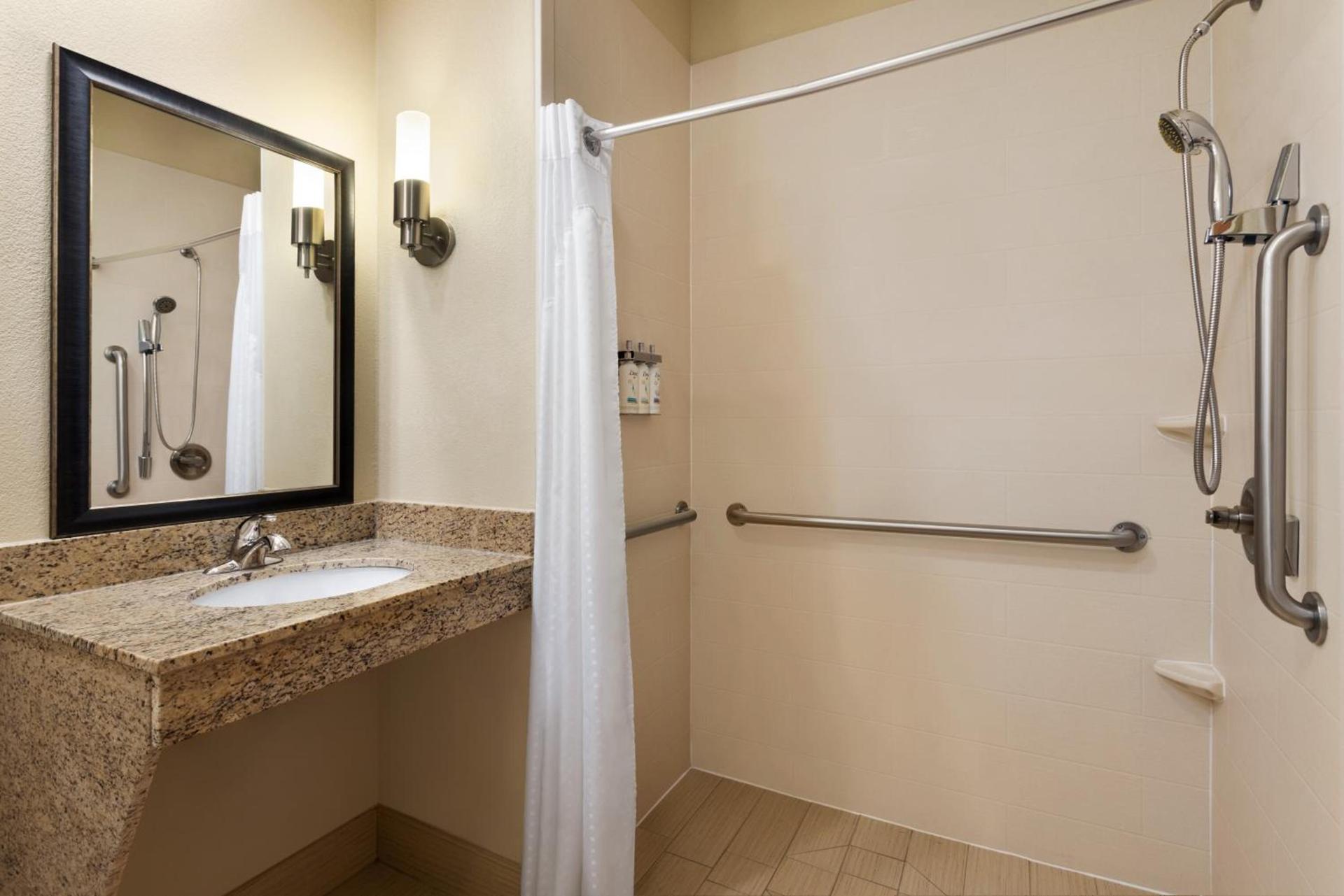 Holiday Inn Express Hotel & Suites Edmond by IHG photo 43
