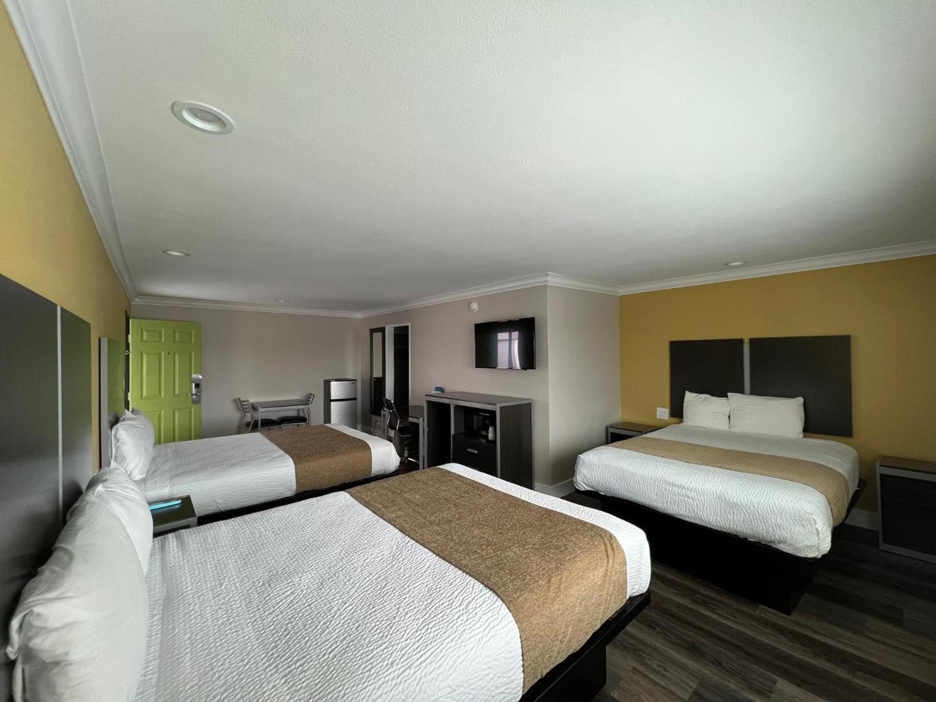 Deluxe Inn Hawthorne/ LAX photo 39