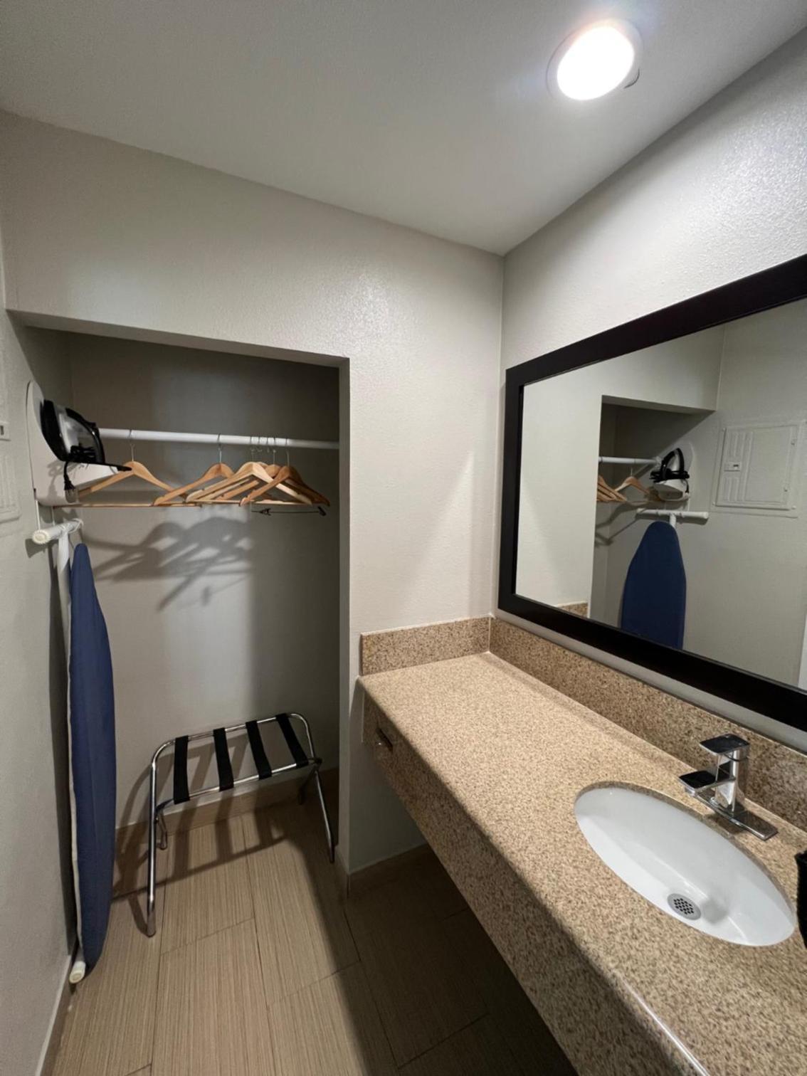 Deluxe Inn Hawthorne/ LAX photo 40