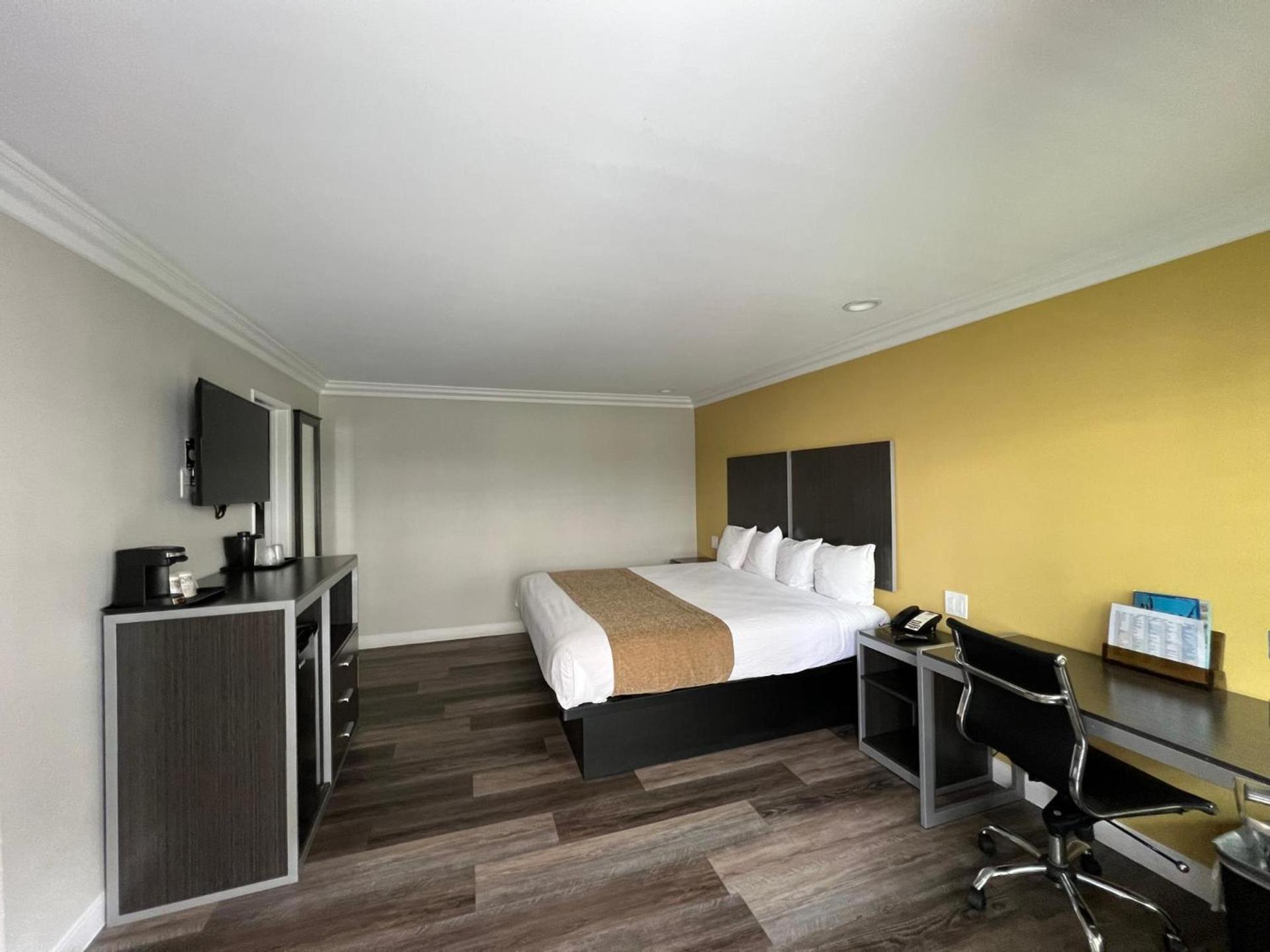 Deluxe Inn Hawthorne/ LAX photo 43