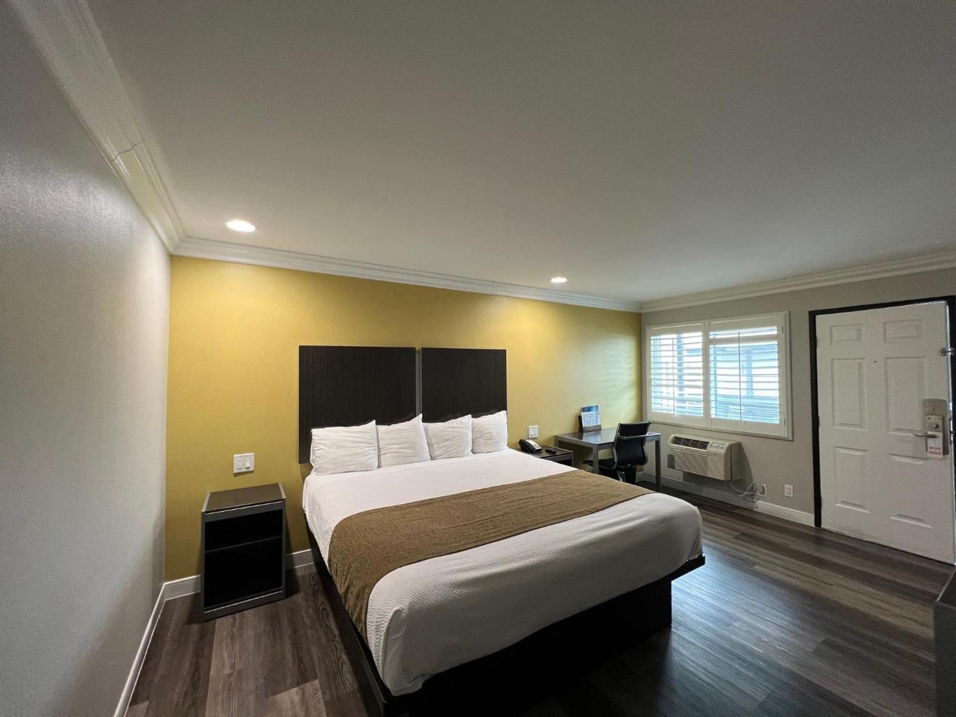 Deluxe Inn Hawthorne/ LAX photo 42