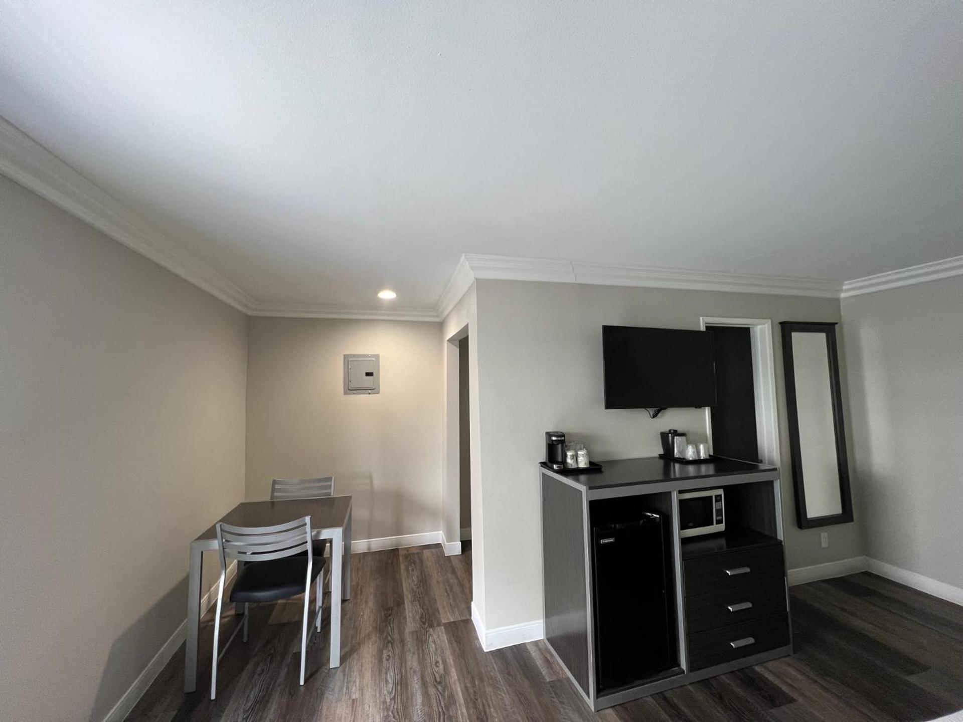 Deluxe Inn Hawthorne/ LAX photo 44