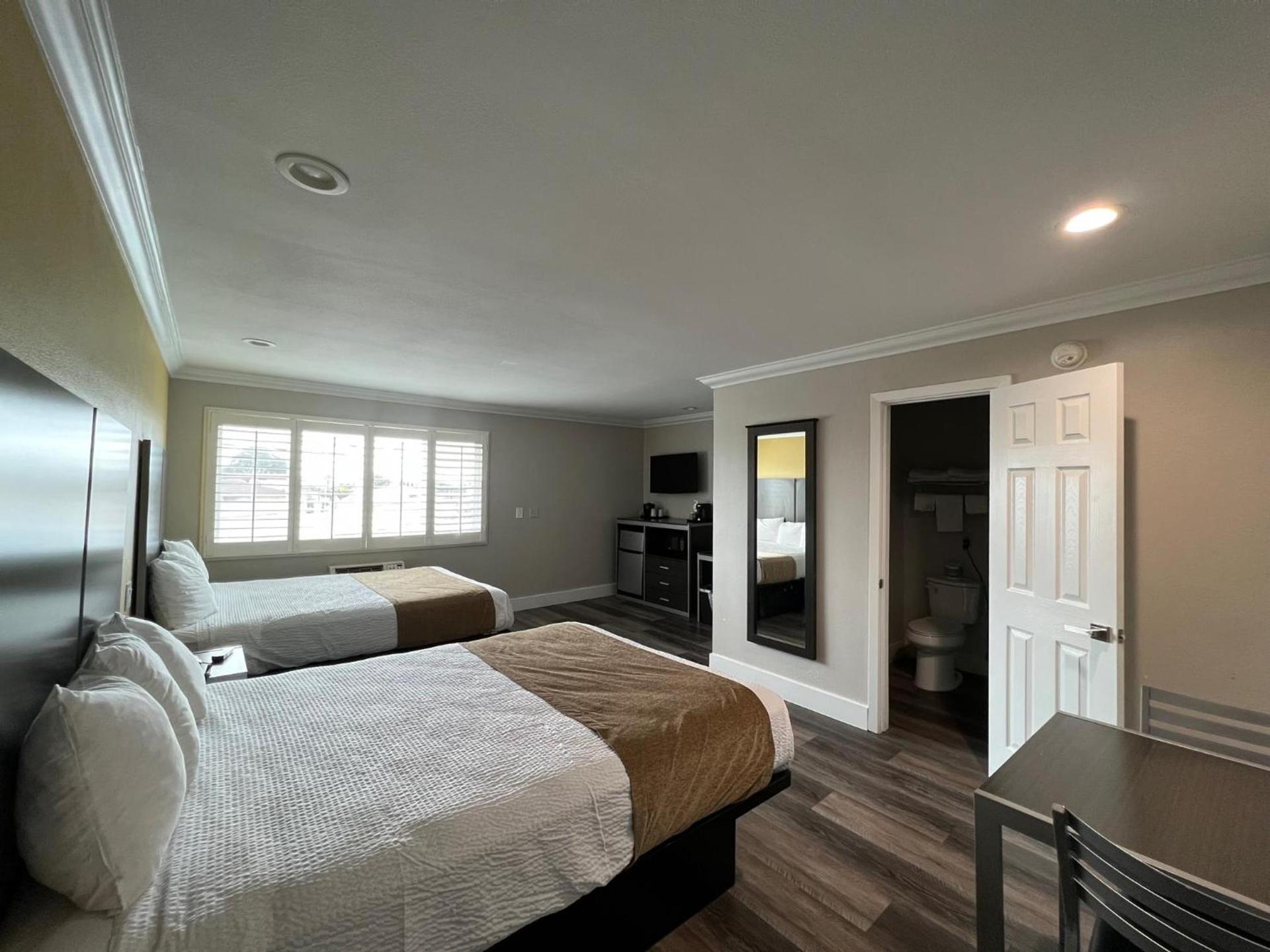 Deluxe Inn Hawthorne/ LAX photo 45